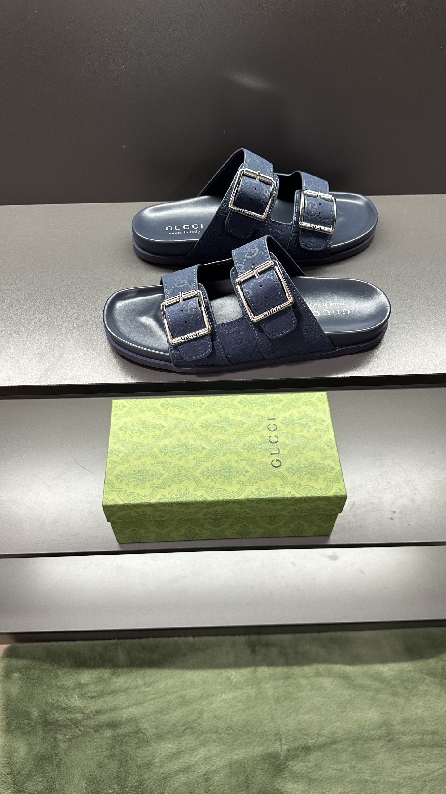 [G Family New 】P:Men's Size 3945, (46. Pide esta zapatilla fabricada en poliéster GG y adornada con 
