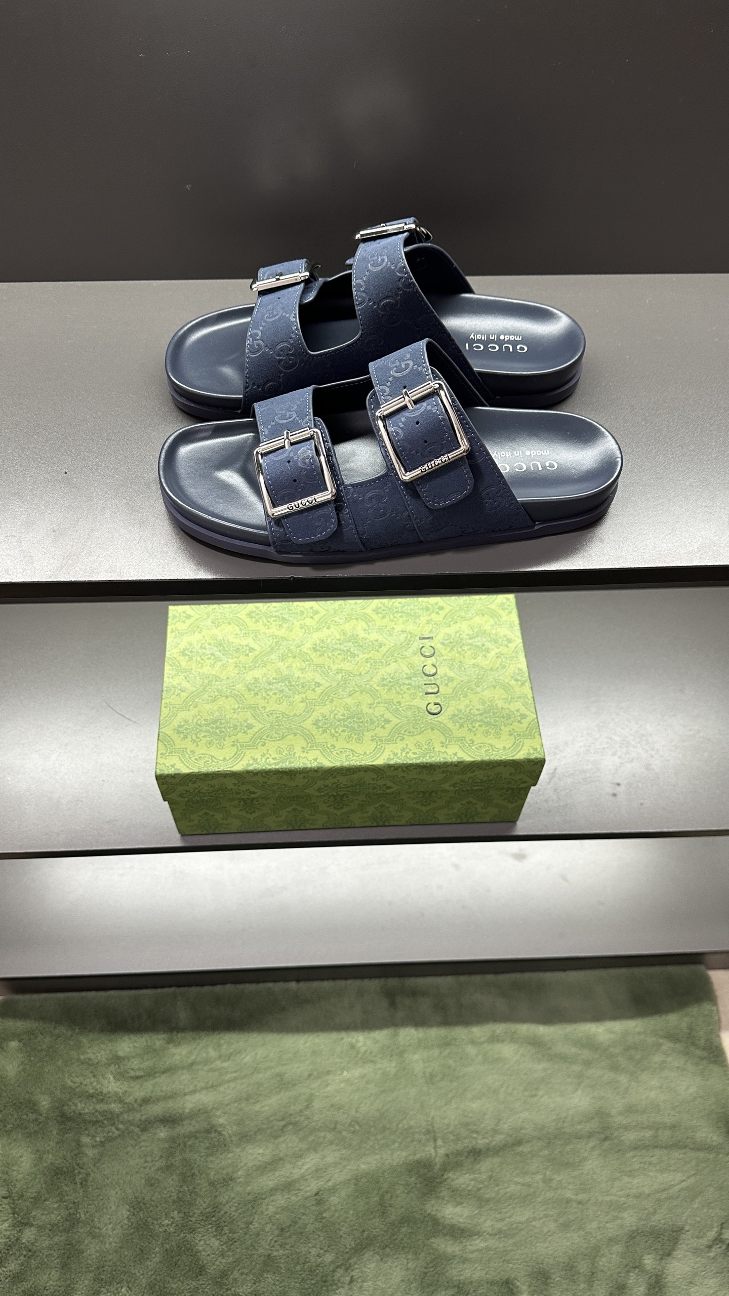 [G Family New 】P:Men's Size 3945, (46. Pide esta zapatilla fabricada en poliéster GG y adornada con 