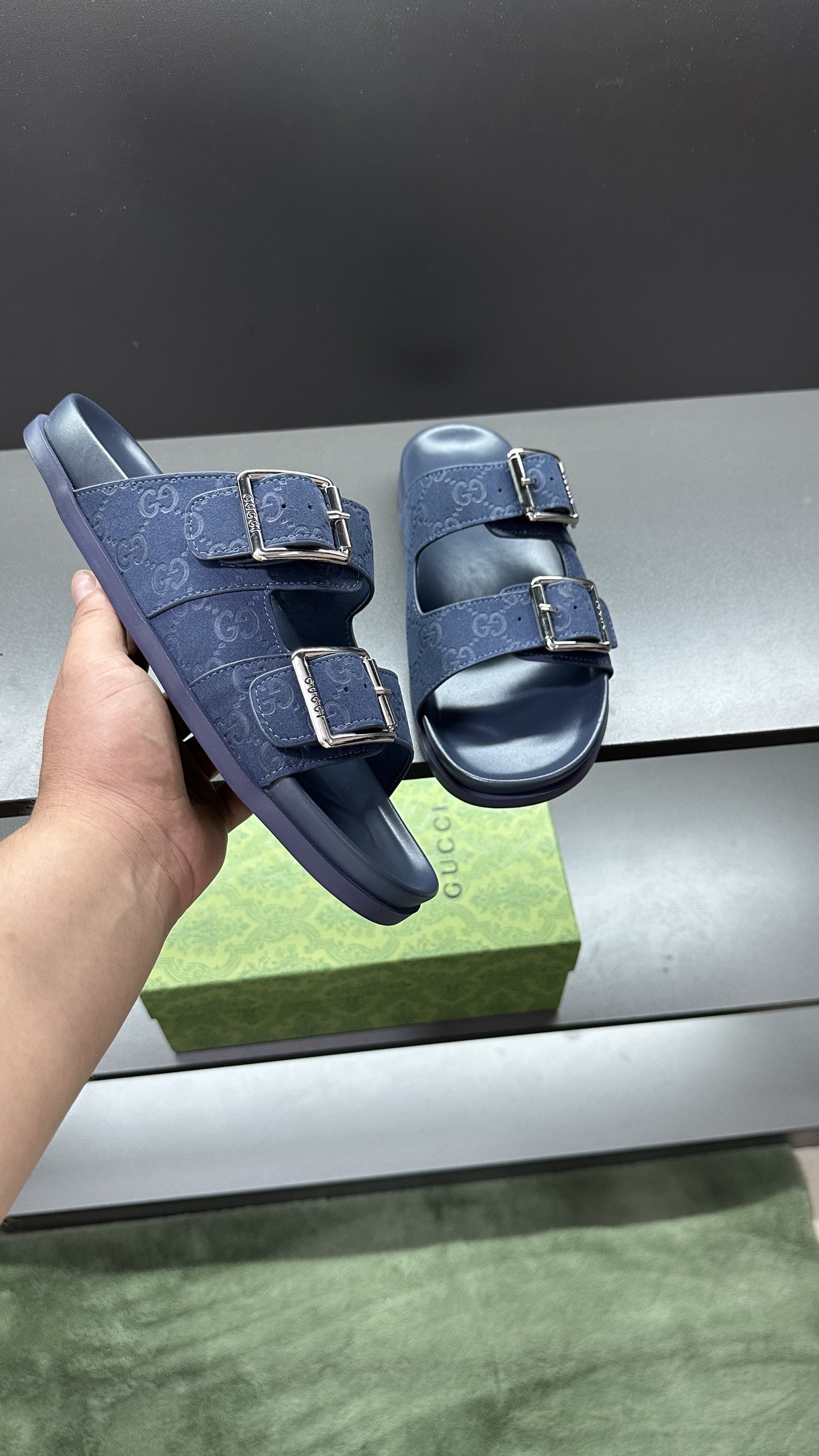 [G Family New 】P:Men's Size 3945, (46. Pide esta zapatilla fabricada en poliéster GG y adornada con 