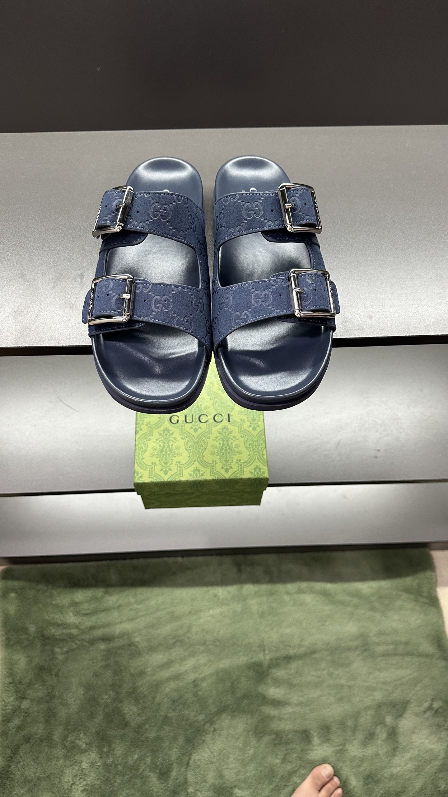 [G Family New 】P:Men's Size 3945, (46. Pide esta zapatilla fabricada en poliéster GG y adornada con