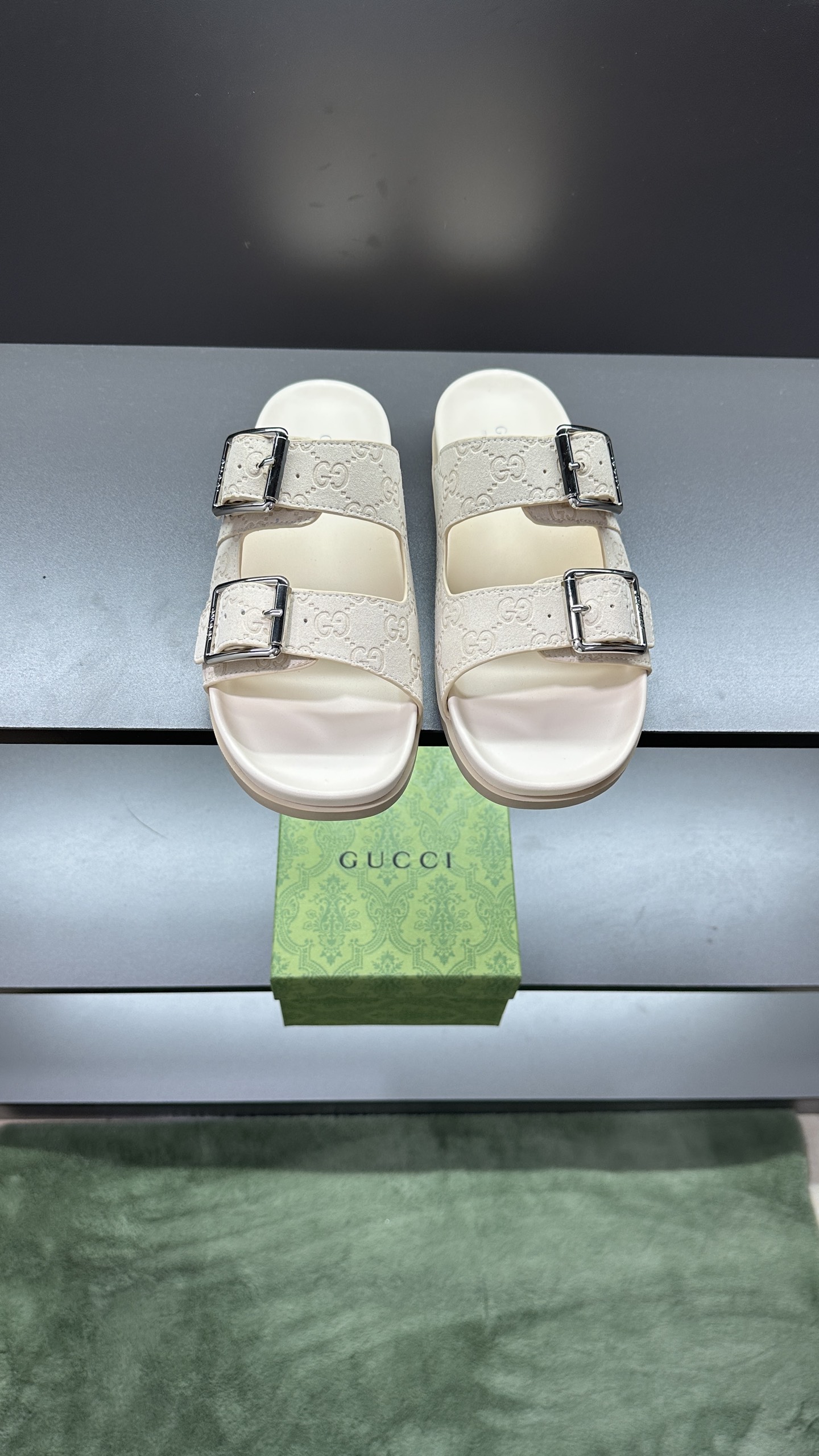 [G Family New 】P:Men's Size 3945, (46. Pide esta zapatilla fabricada en poliéster GG y adornada con