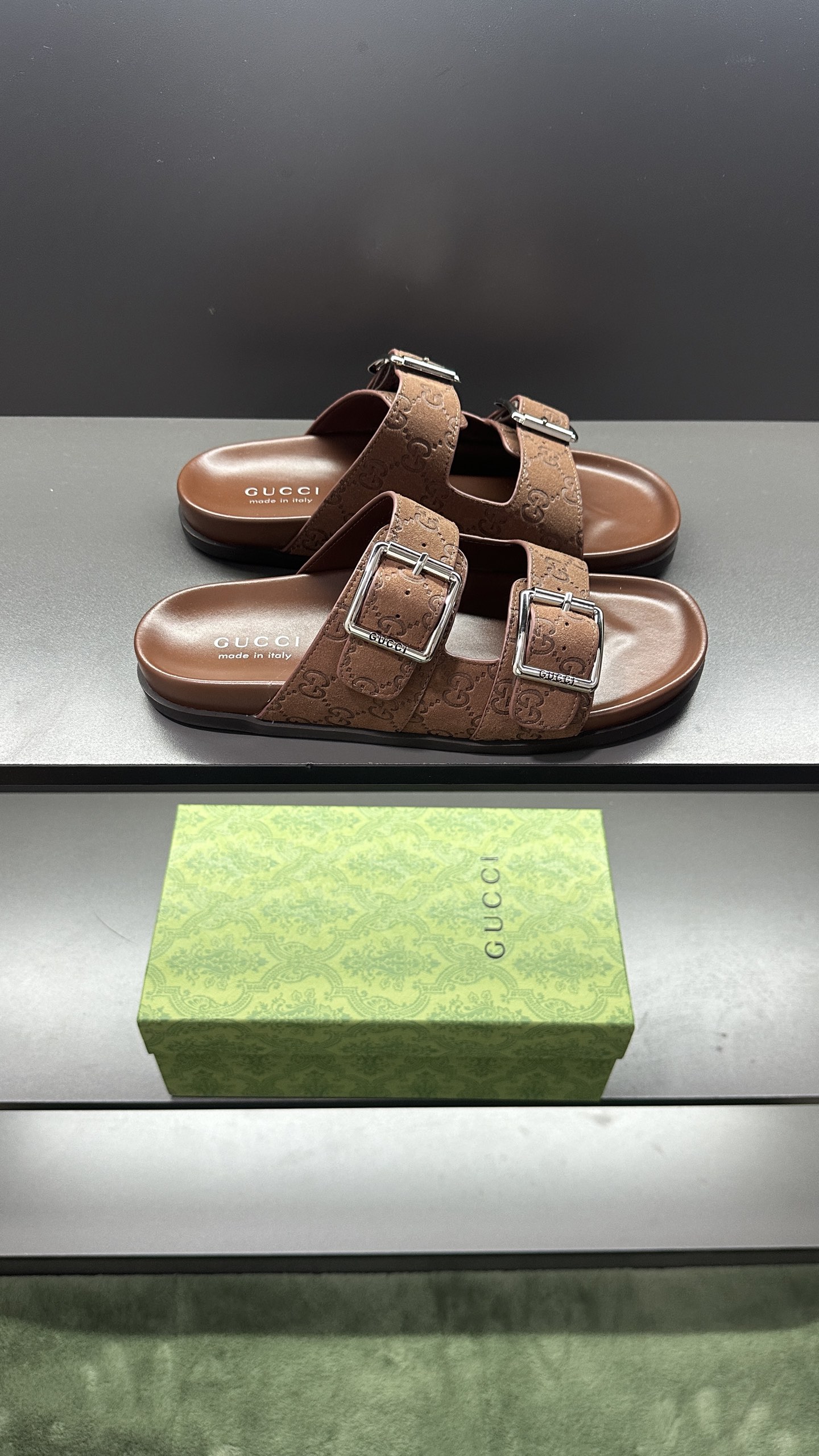 [G Family New 】P:Men's Size 3945, (46. Pide esta zapatilla fabricada en poliéster GG y adornada con 