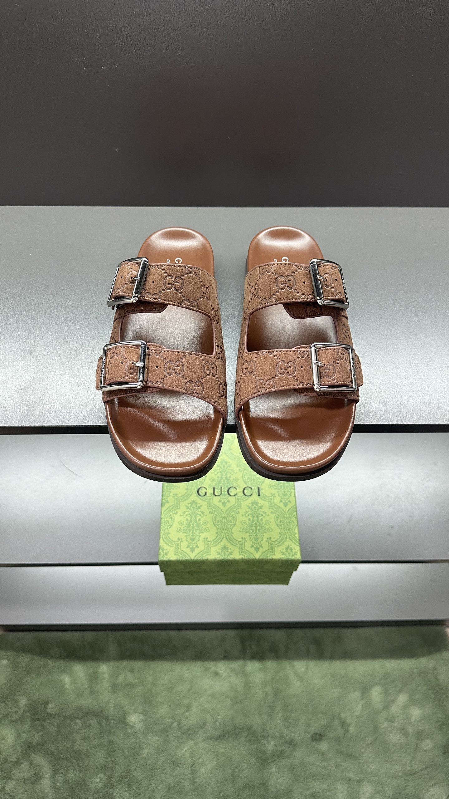 [G Family New 】P:Men's Size 3945, (46. Pide esta zapatilla fabricada en poliéster GG y adornada con