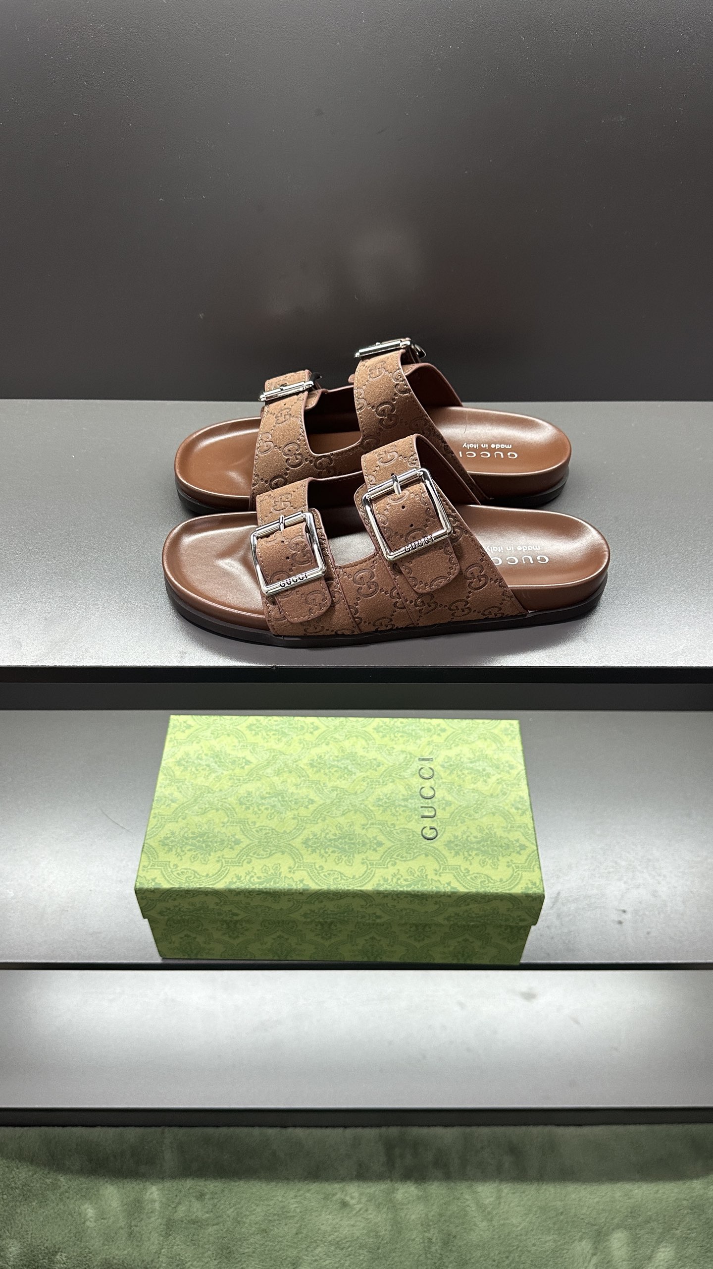 [G Family New 】P:Men's Size 3945, (46. Pide esta zapatilla fabricada en poliéster GG y adornada con 