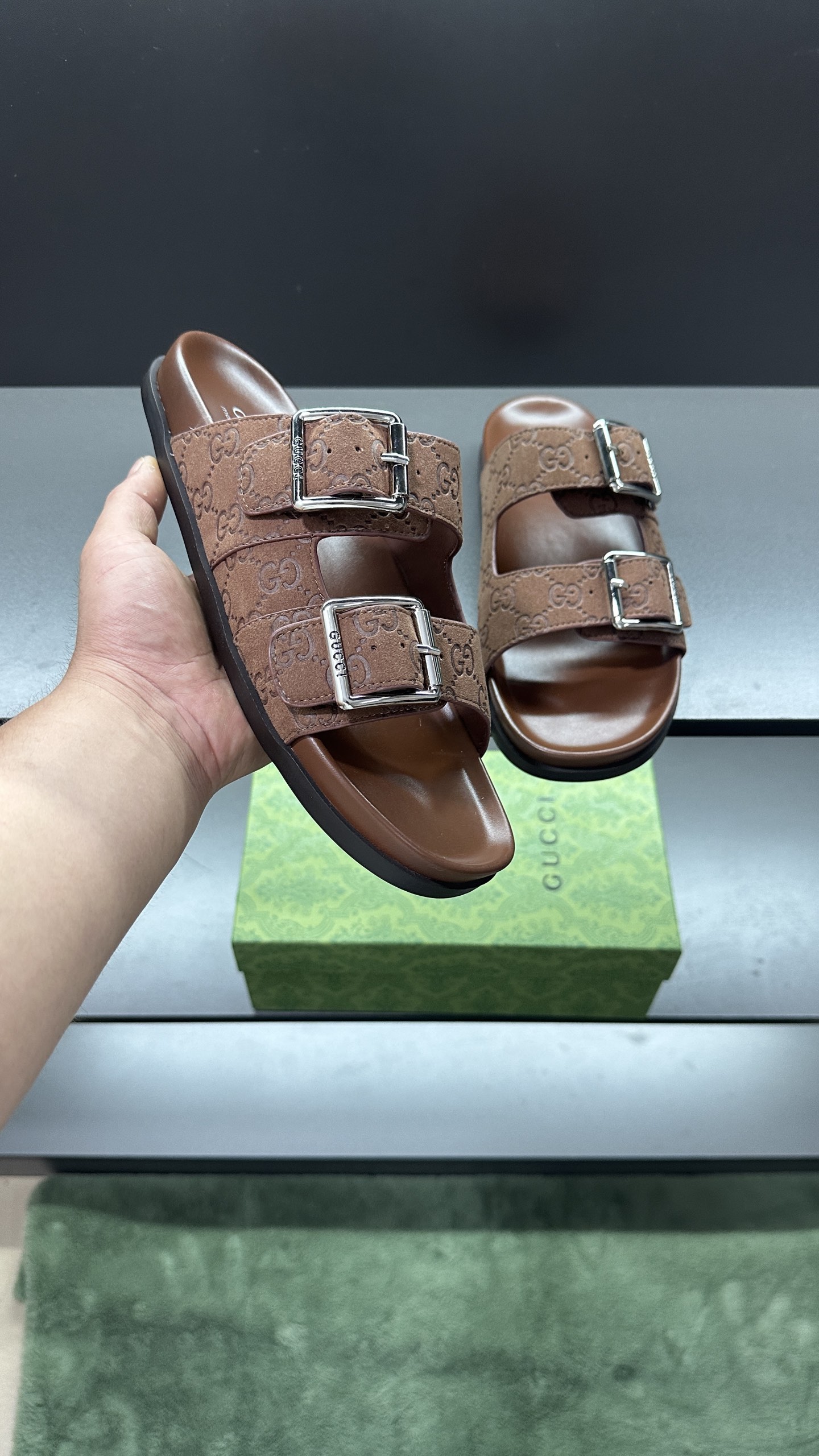 [G Family New 】P:Men's Size 3945, (46. Pide esta zapatilla fabricada en poliéster GG y adornada con 