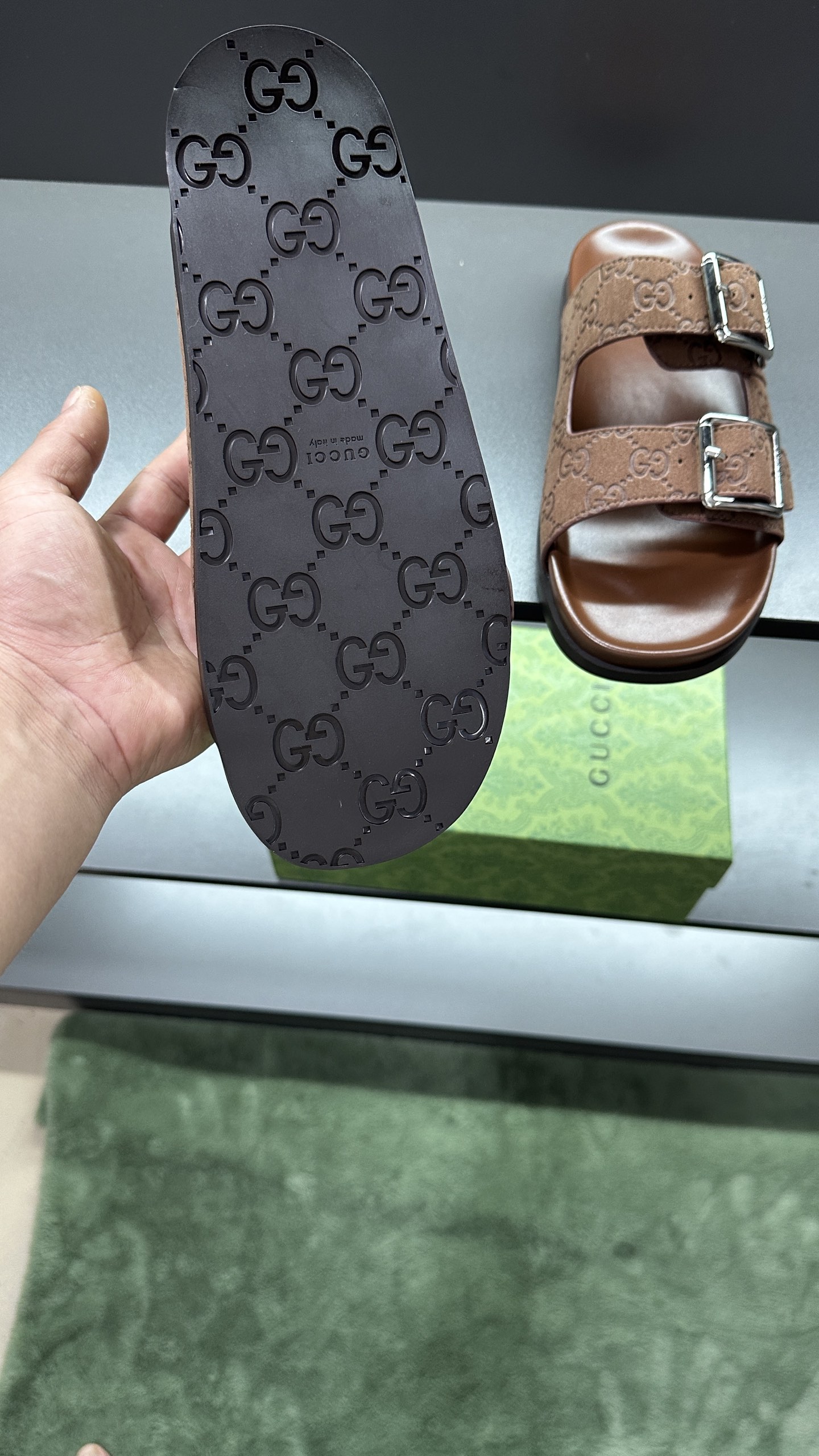 [G Family New 】P:Men's Size 3945, (46. Pide esta zapatilla fabricada en poliéster GG y adornada con 