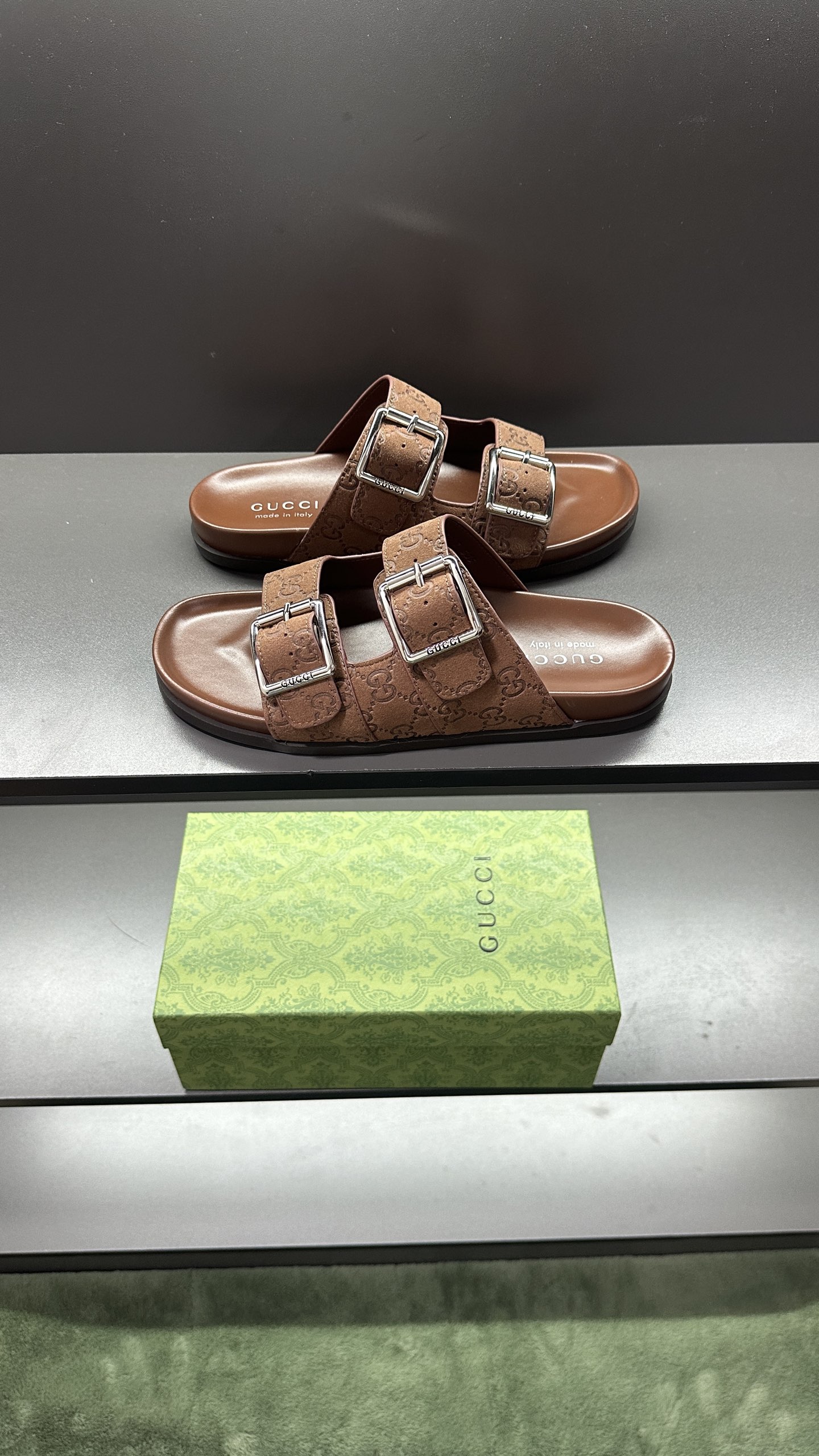 [G Family New 】P:Men's Size 3945, (46. Pide esta zapatilla fabricada en poliéster GG y adornada con 