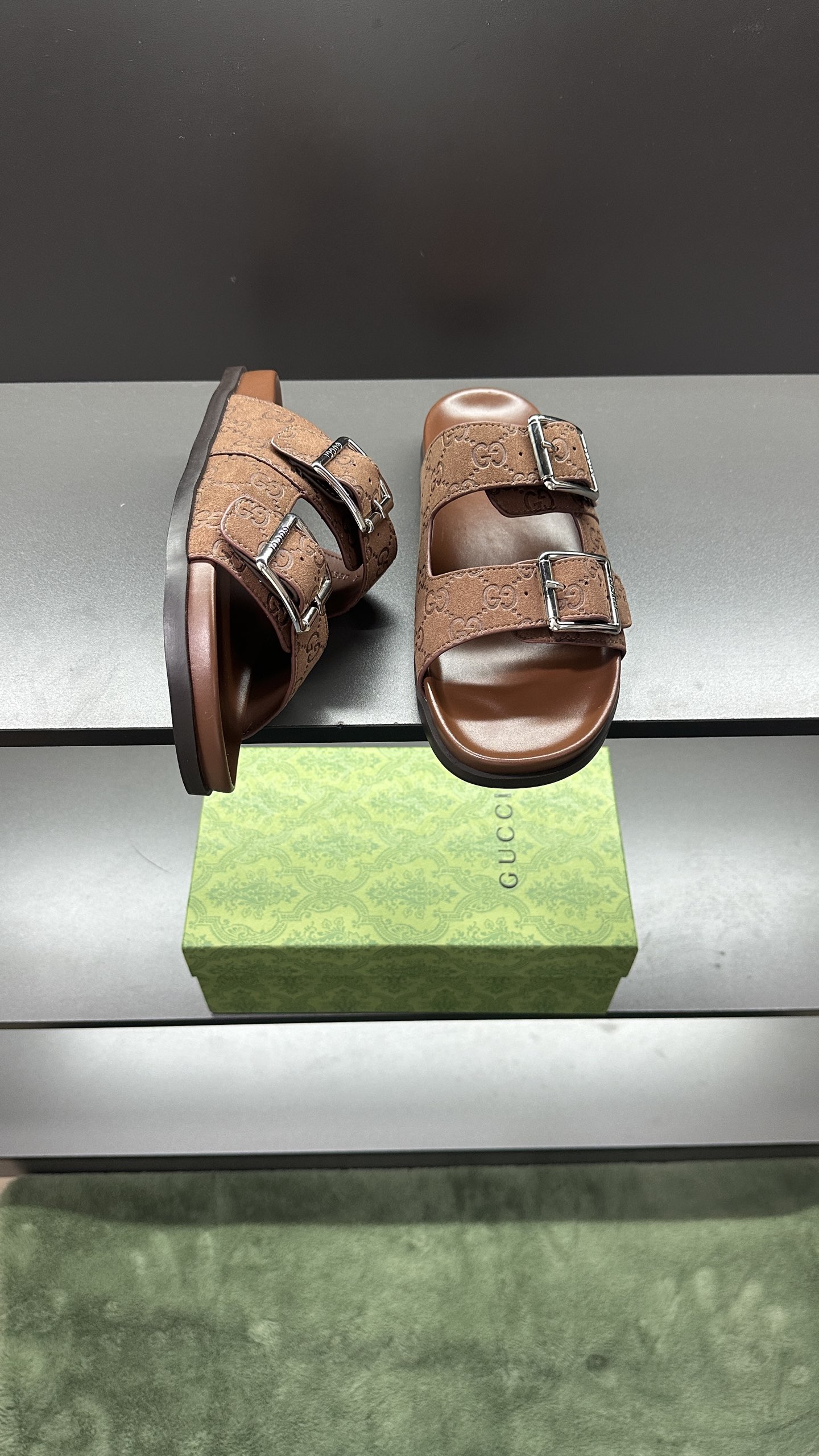 [G Family New 】P:Men's Size 3945, (46. Pide esta zapatilla fabricada en poliéster GG y adornada con 