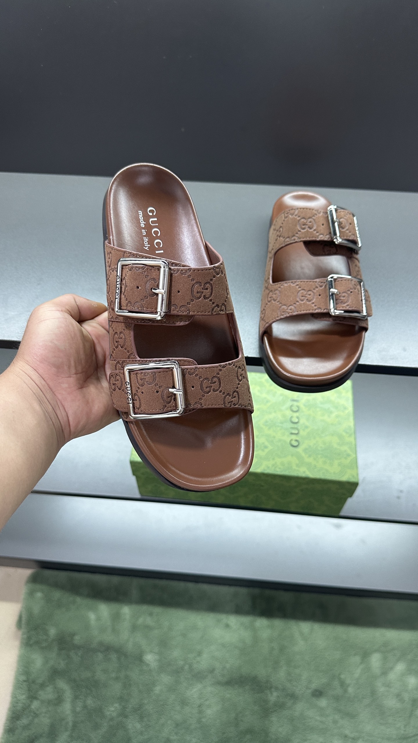 [G Family New 】P:Men's Size 3945, (46. Pide esta zapatilla fabricada en poliéster GG y adornada con 