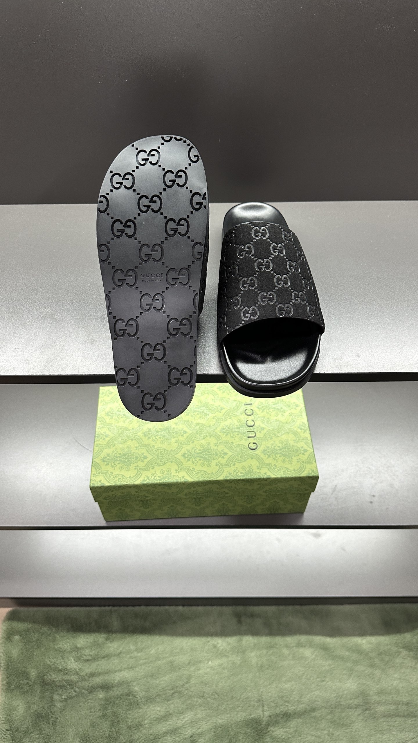 [G Family New 】P:Men's Size 3945, (46. Pide esta zapatilla fabricada en poliéster GG y adornada con 