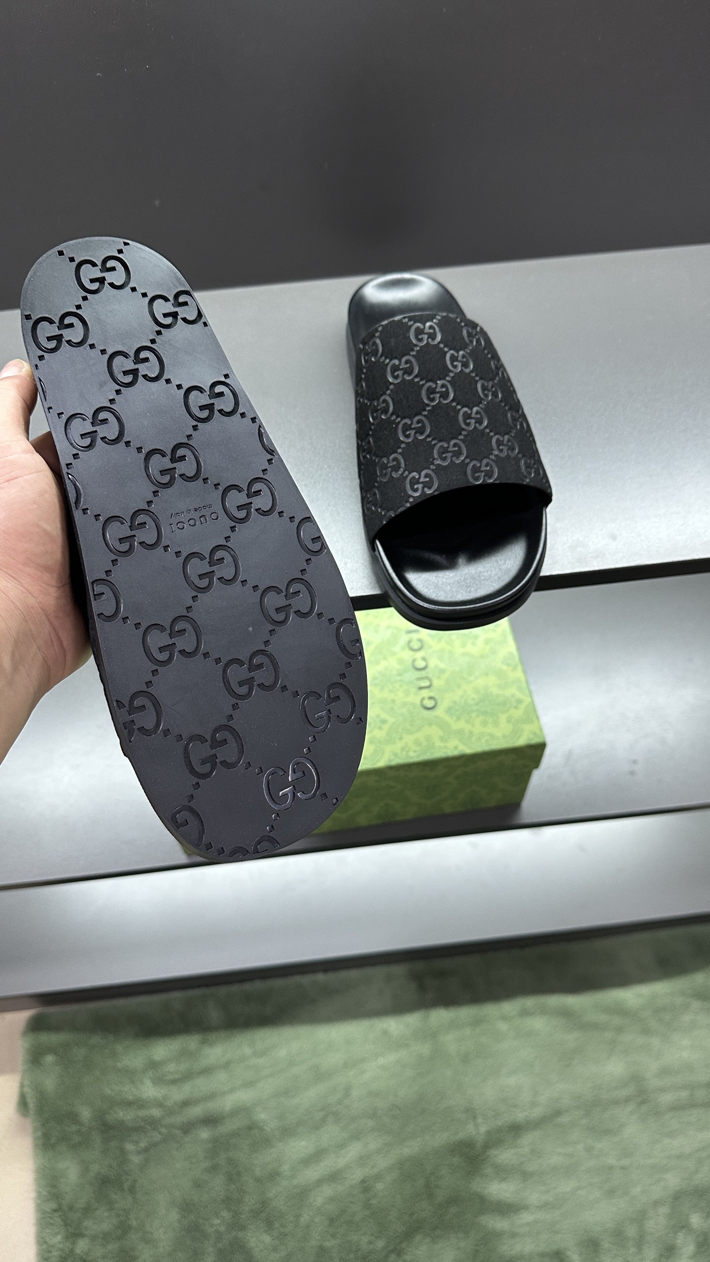 [G Family New 】P:Men's Size 3945, (46. Pide esta zapatilla fabricada en poliéster GG y adornada con 