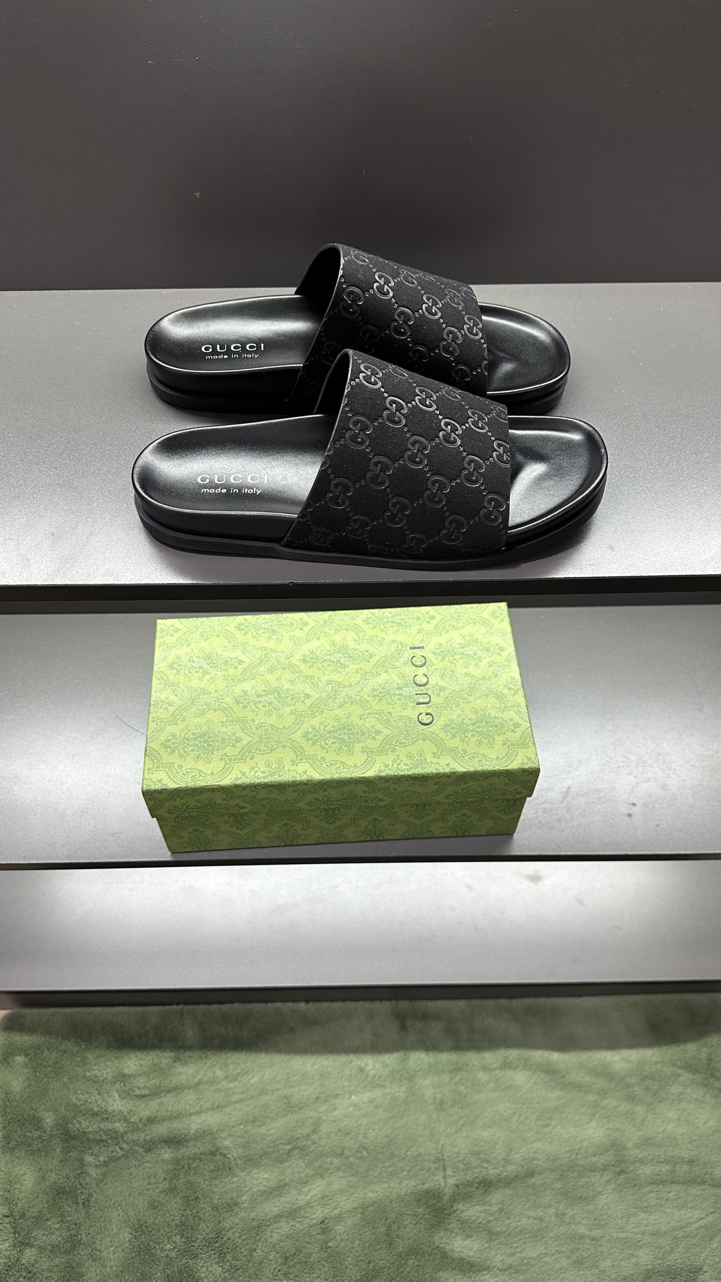 [G Family New 】P:Men's Size 3945, (46. Pide esta zapatilla fabricada en poliéster GG y adornada con 