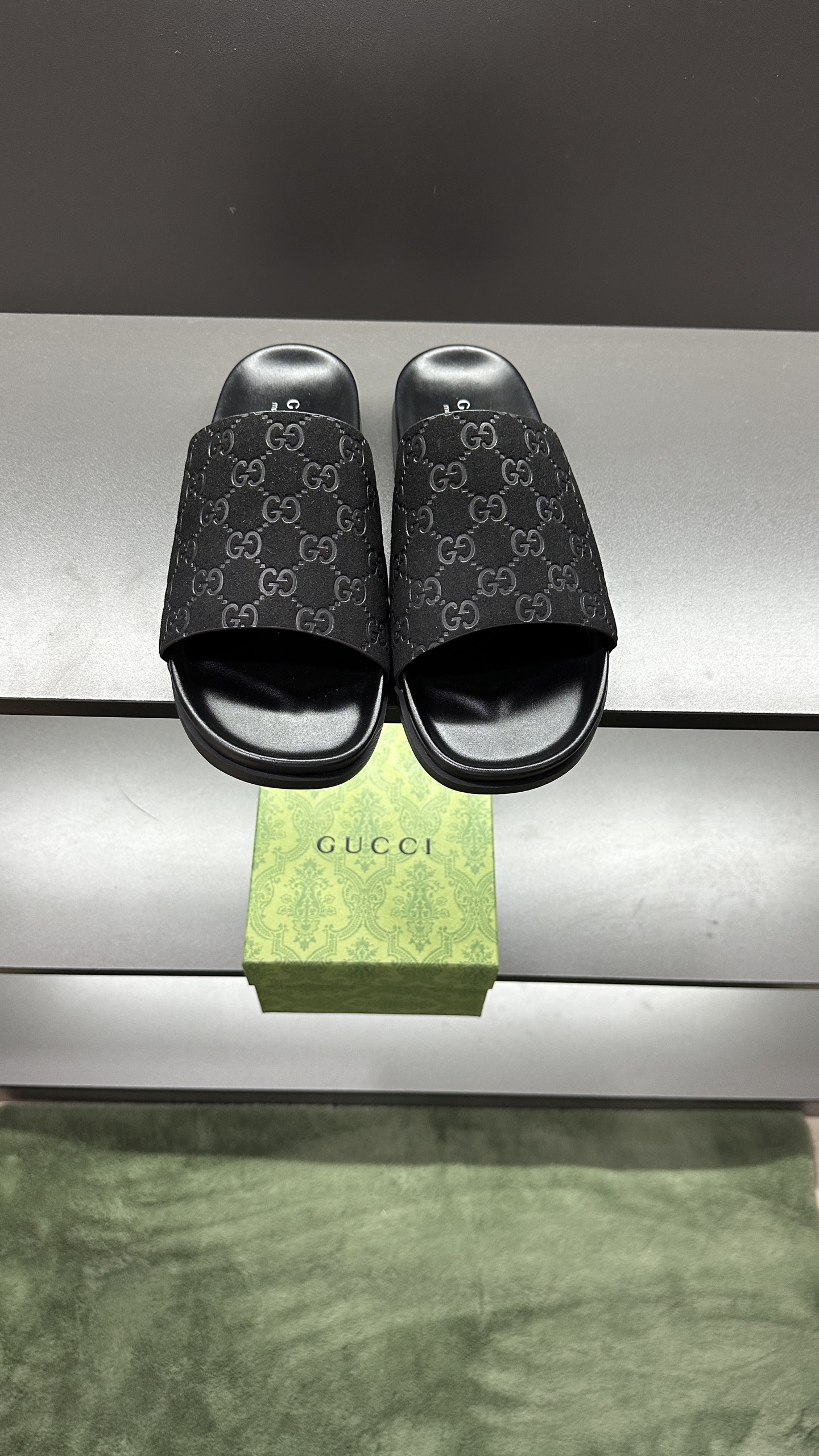 [G Family New 】P:Men's Size 3945, (46. Pide esta zapatilla fabricada en poliéster GG y adornada con
