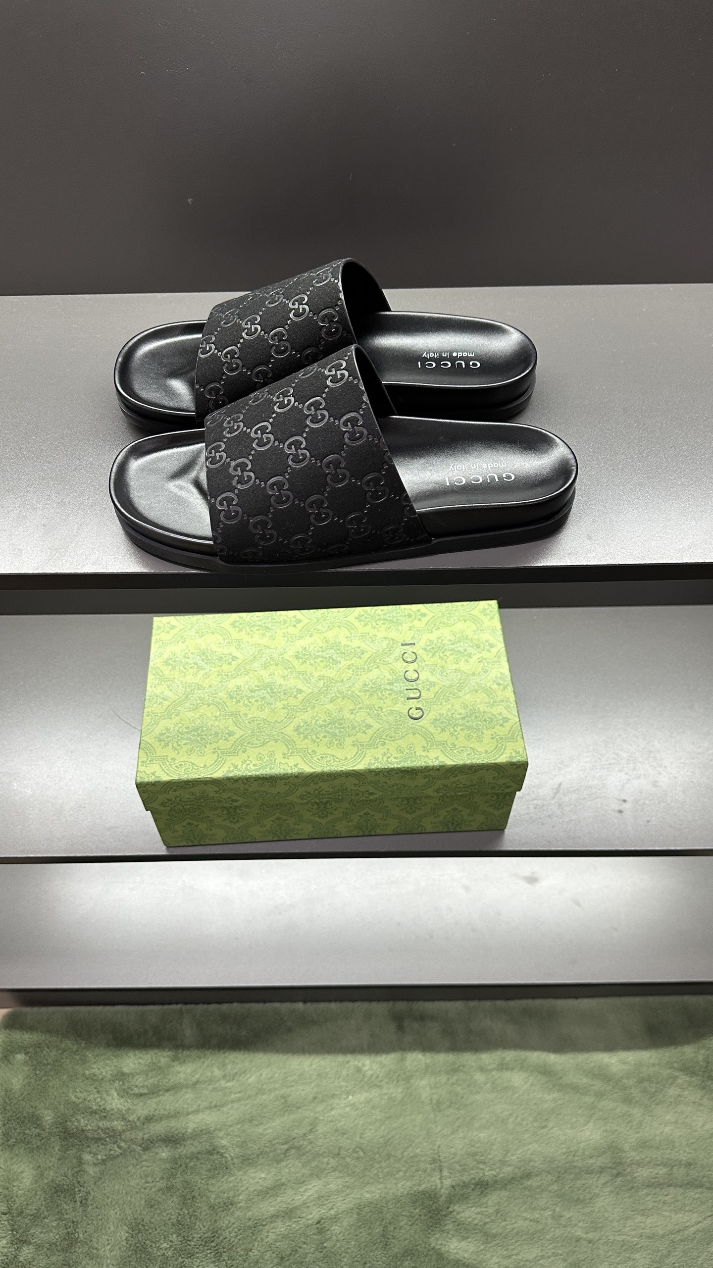 [G Family New 】P:Men's Size 3945, (46. Pide esta zapatilla fabricada en poliéster GG y adornada con 