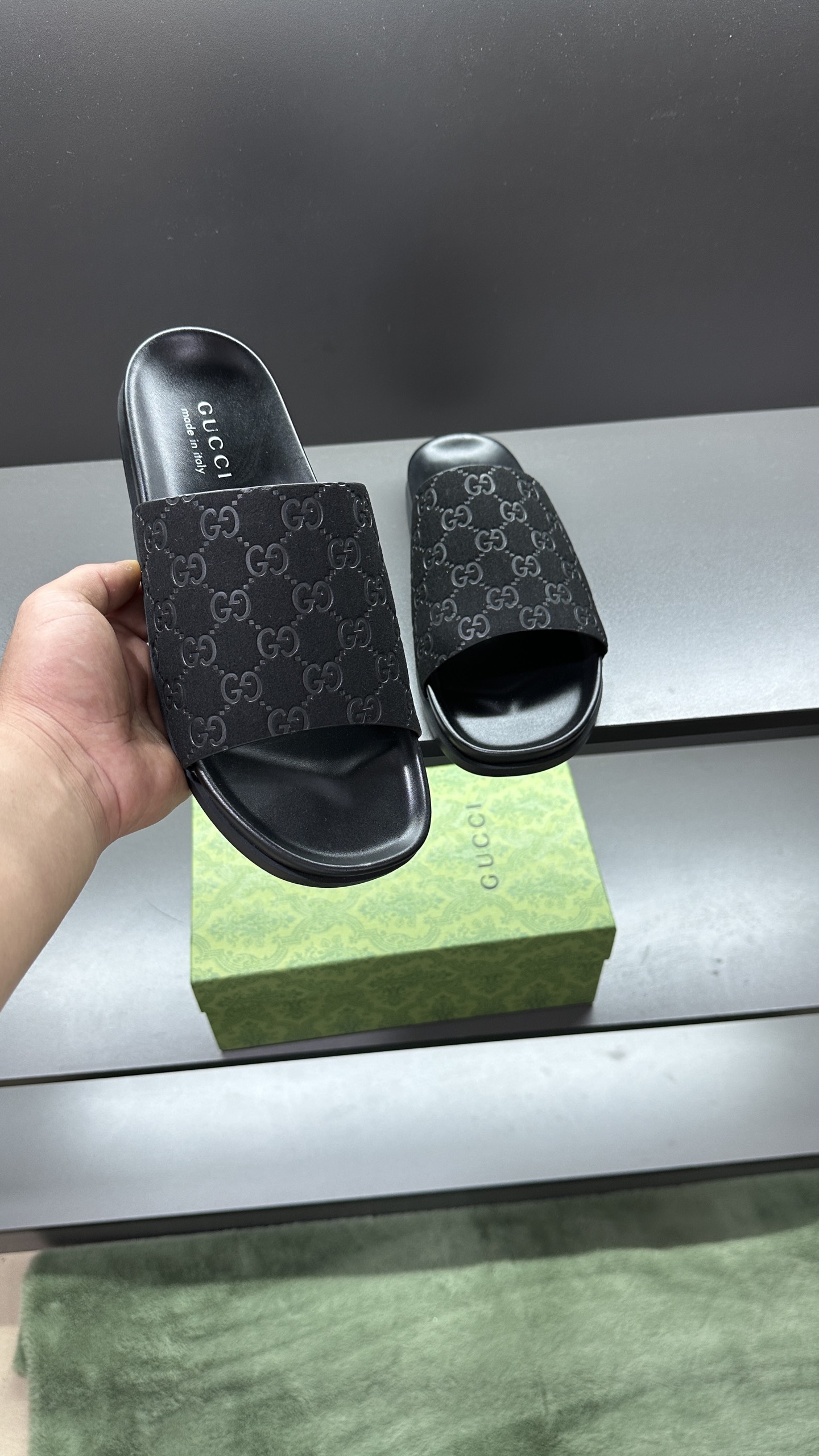 [G Family New 】P:Men's Size 3945, (46. Pide esta zapatilla fabricada en poliéster GG y adornada con 