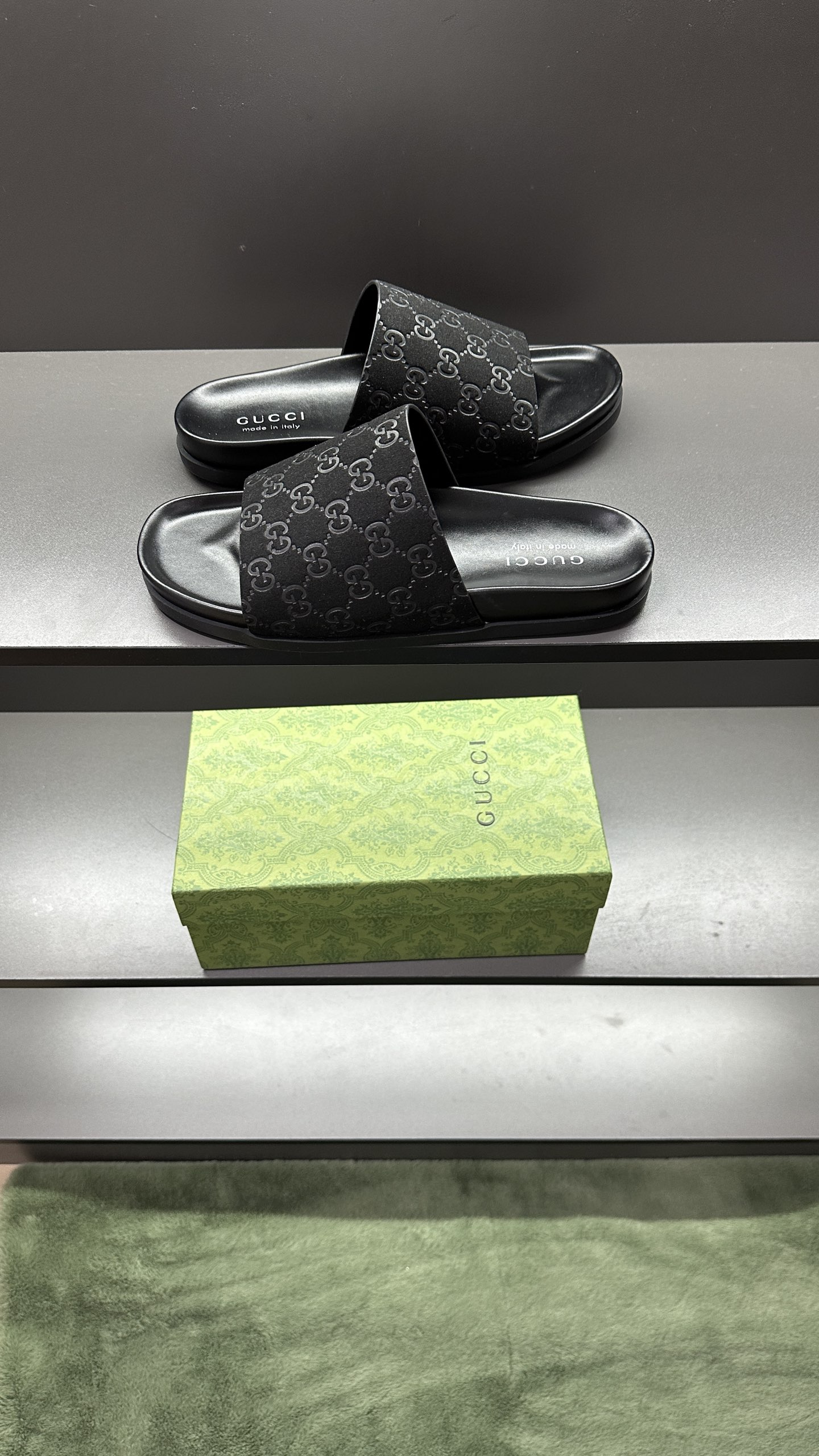 [G Family New 】P:Men's Size 3945, (46. Pide esta zapatilla fabricada en poliéster GG y adornada con 