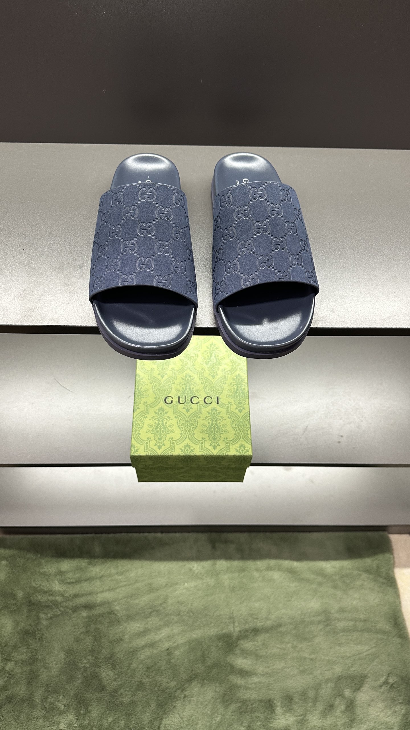 [G Family New 】P:Men's Size 3945, (46. Pide esta zapatilla fabricada en poliéster GG y adornada con