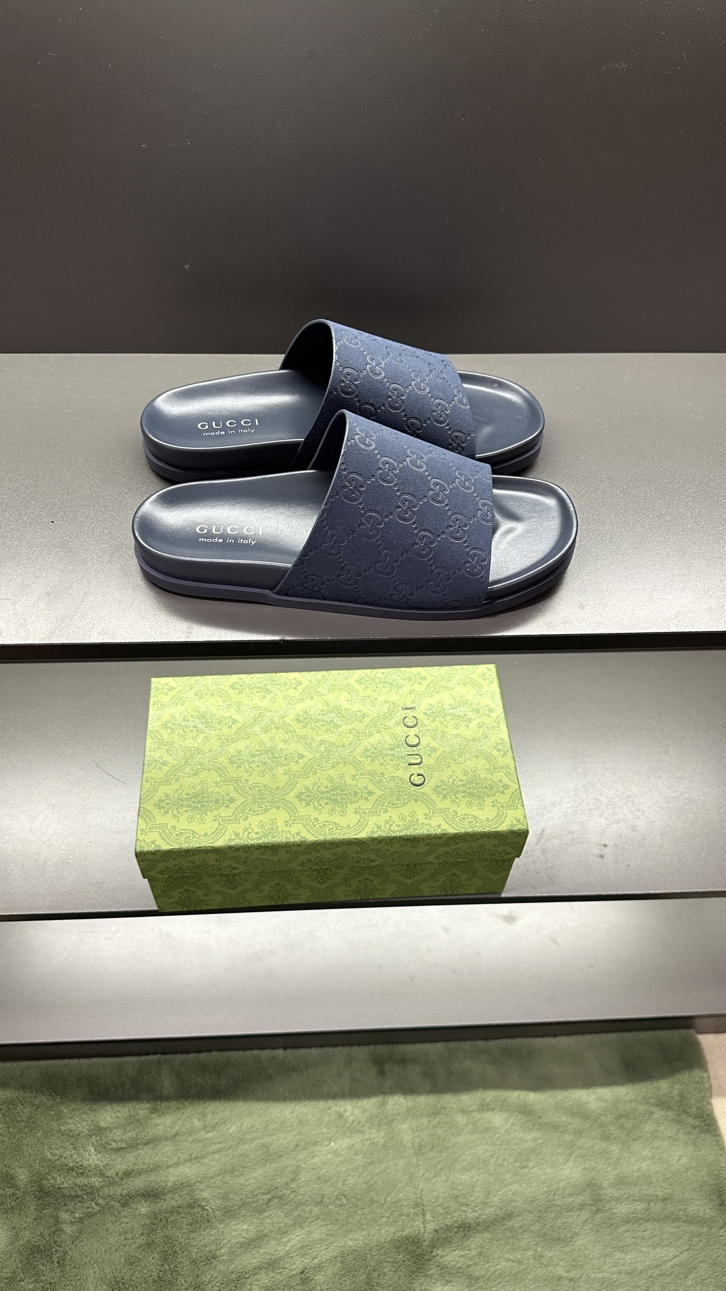 [G Family New 】P:Men's Size 3945, (46. Pide esta zapatilla fabricada en poliéster GG y adornada con 