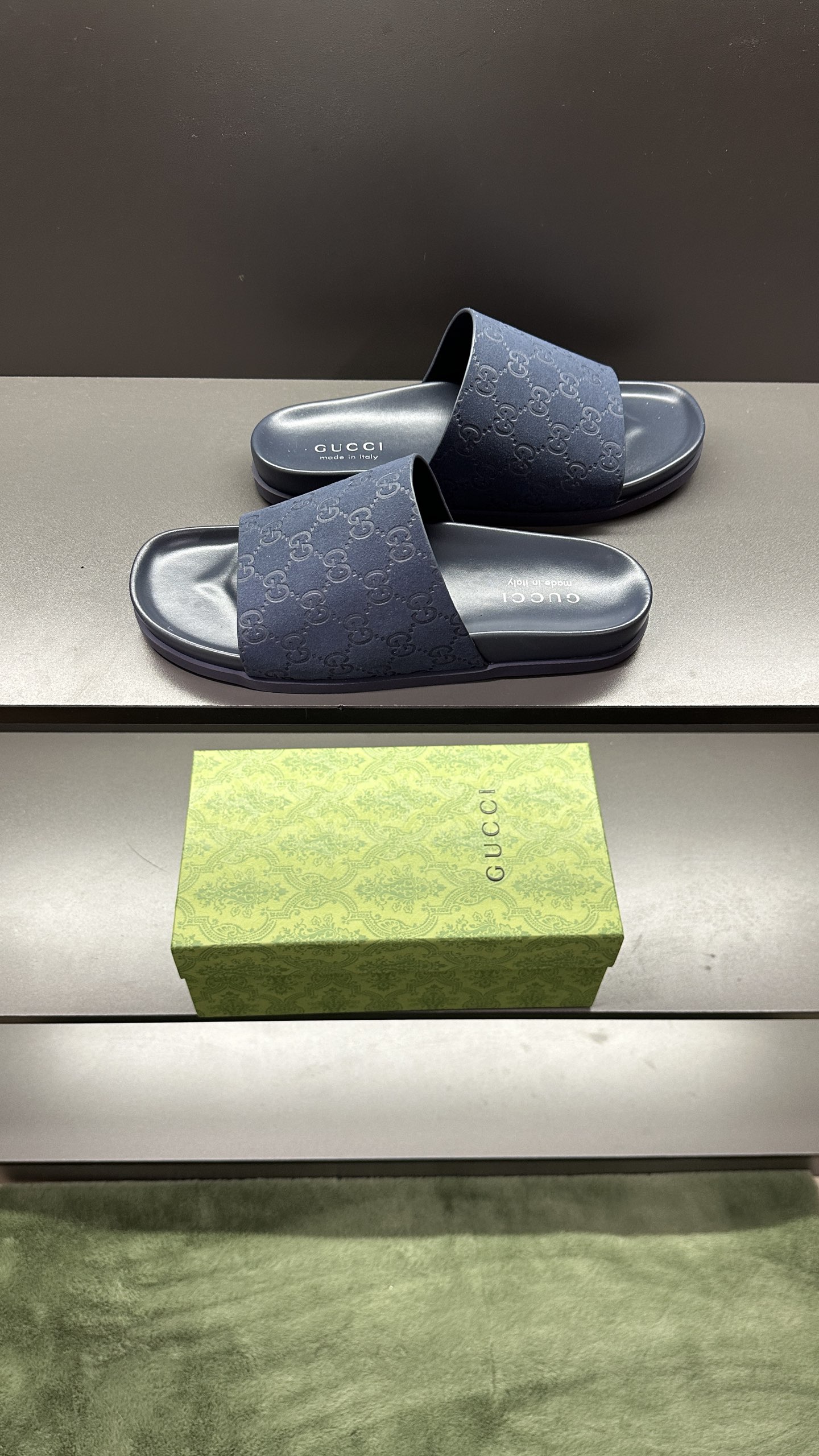 [G Family New 】P:Men's Size 3945, (46. Pide esta zapatilla fabricada en poliéster GG y adornada con 