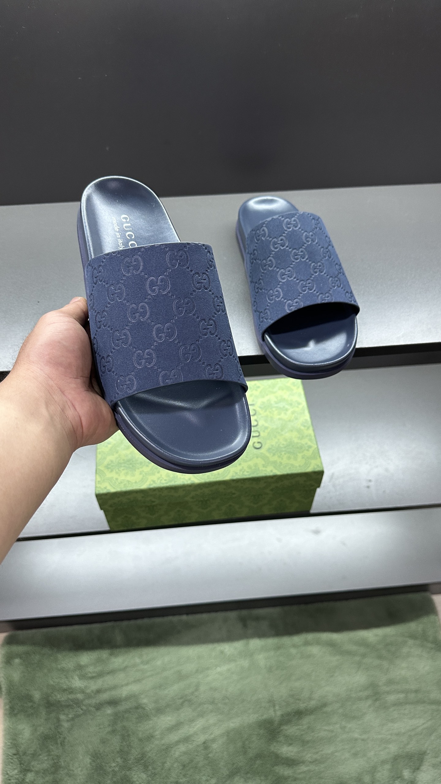 [G Family New 】P:Men's Size 3945, (46. Pide esta zapatilla fabricada en poliéster GG y adornada con 