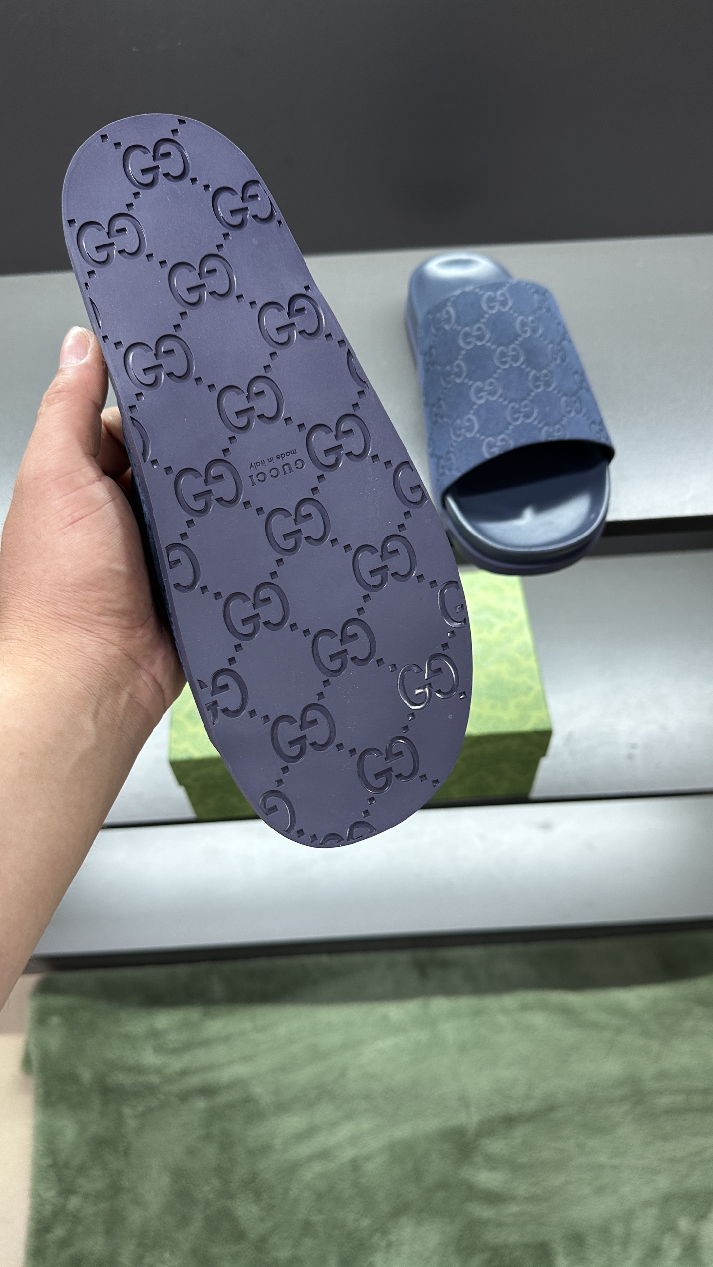 [G Family New 】P:Men's Size 3945, (46. Pide esta zapatilla fabricada en poliéster GG y adornada con 