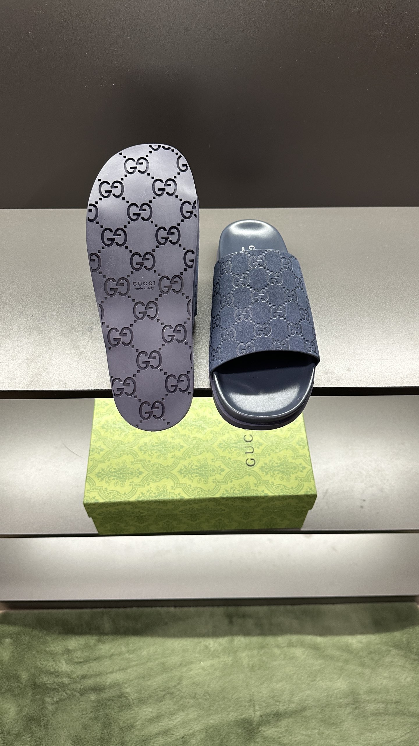 [G Family New 】P:Men's Size 3945, (46. Pide esta zapatilla fabricada en poliéster GG y adornada con 