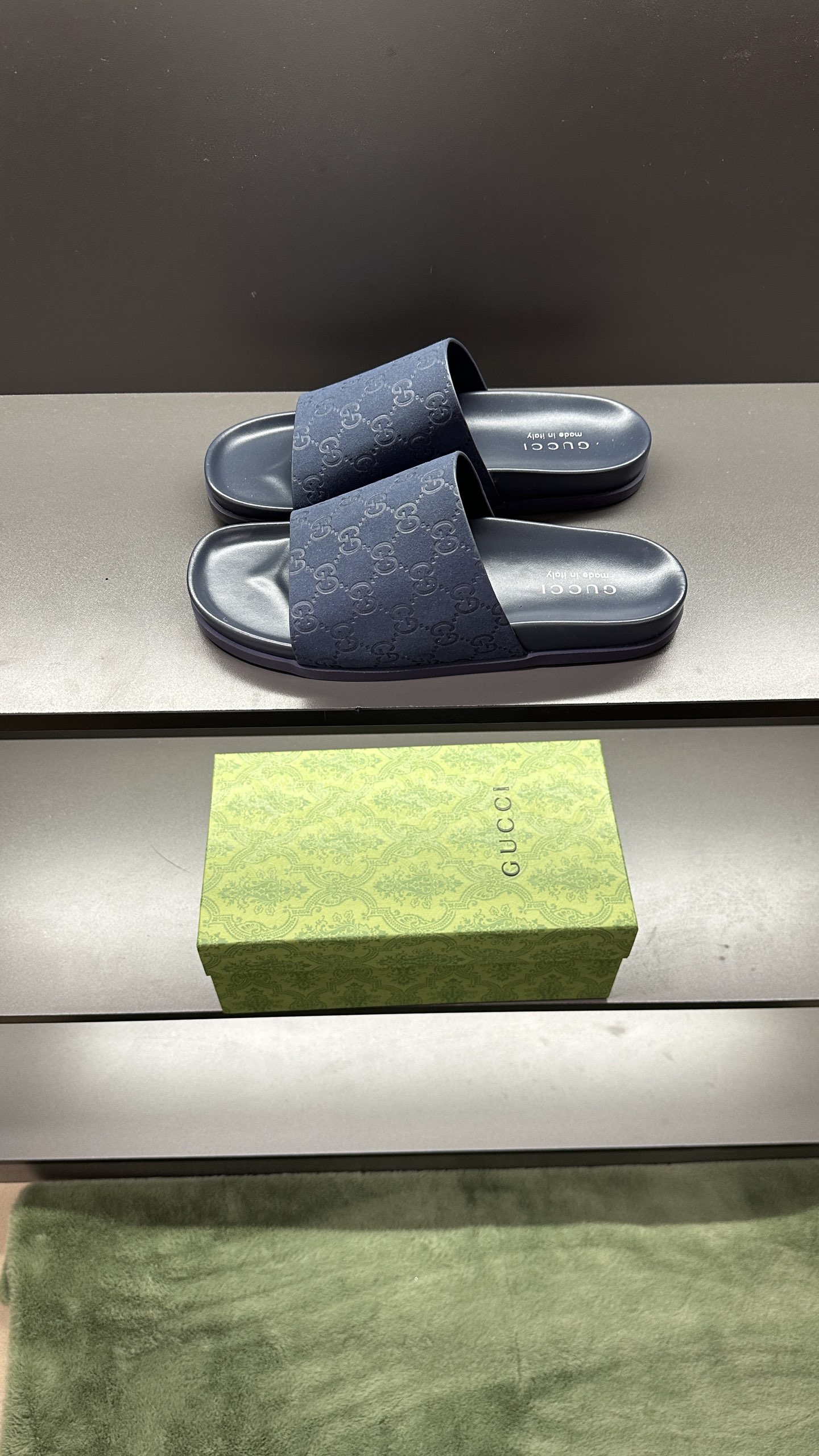 [G Family New 】P:Men's Size 3945, (46. Pide esta zapatilla fabricada en poliéster GG y adornada con 