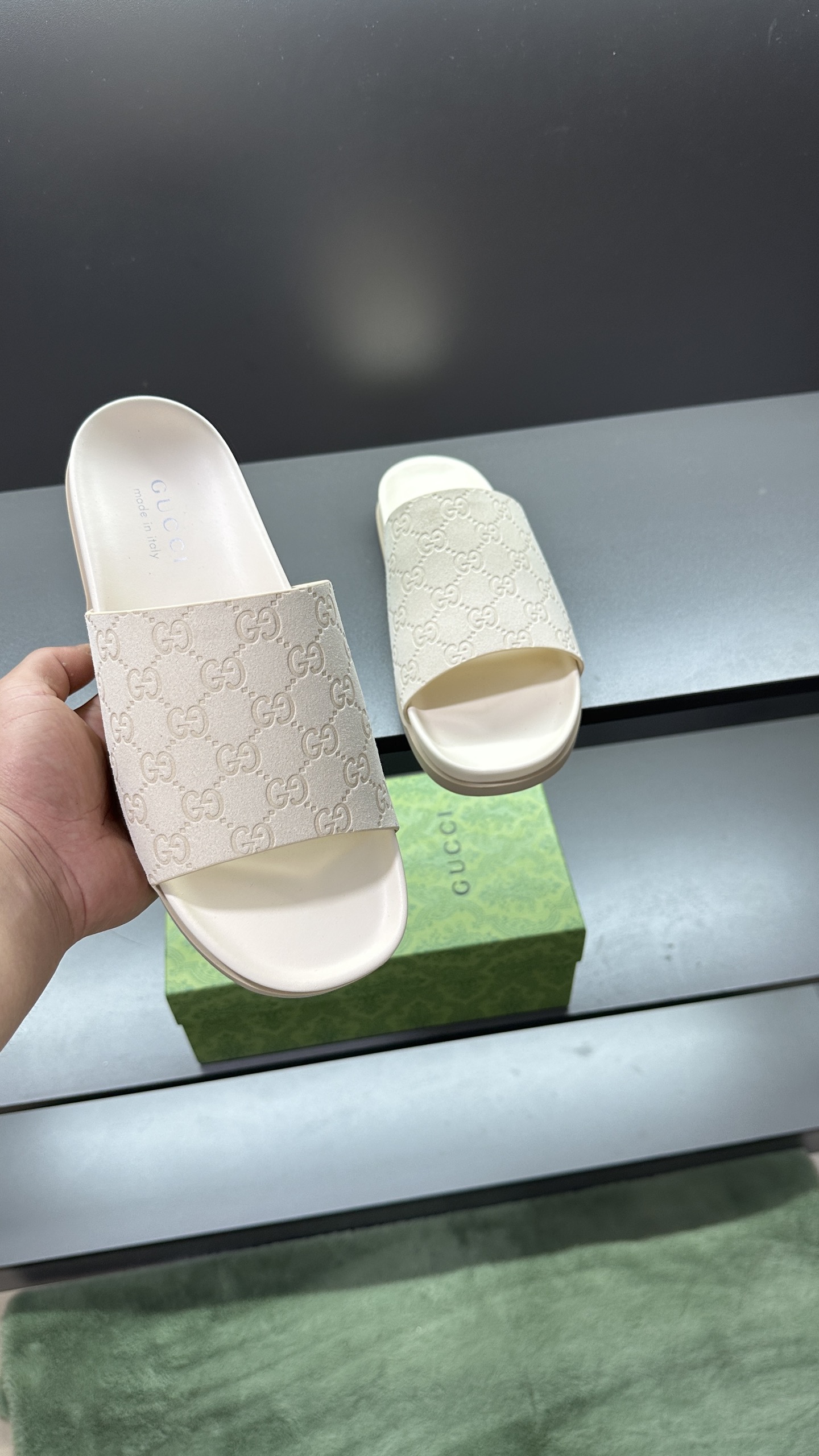 [G Family New 】P:Men's Size 3945, (46. Pide esta zapatilla fabricada en poliéster GG y adornada con 