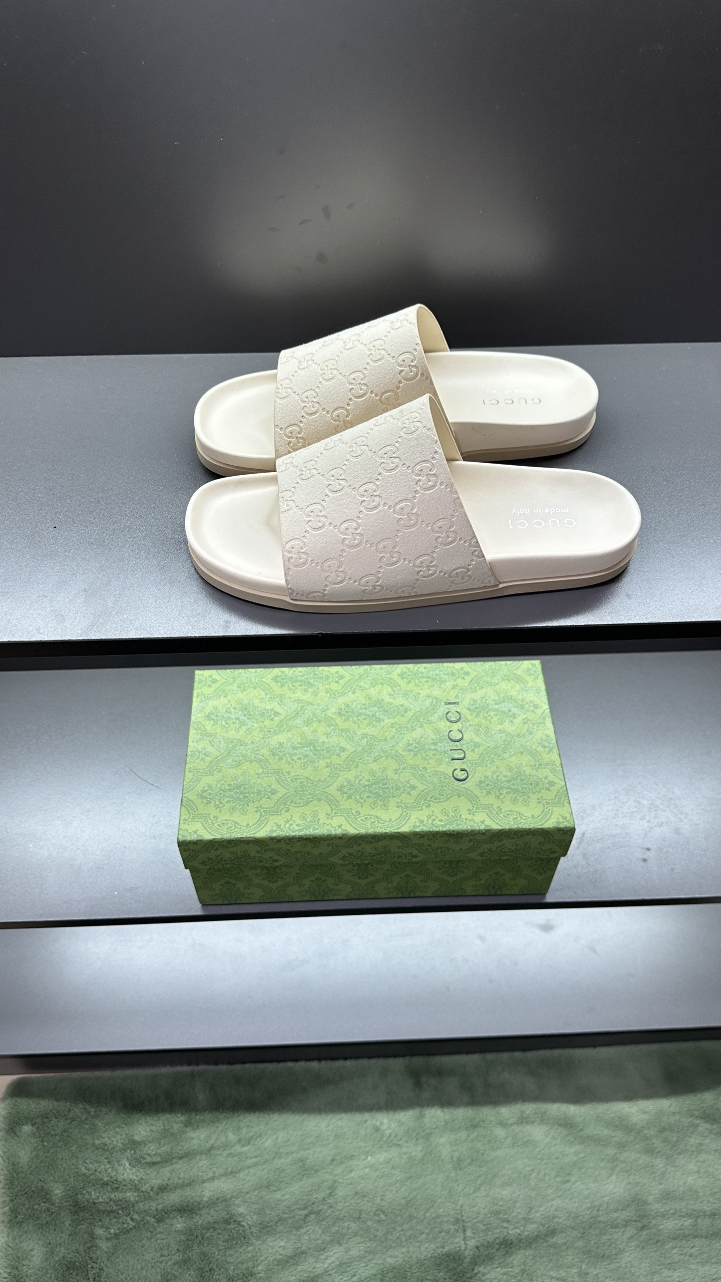 [G Family New 】P:Men's Size 3945, (46. Pide esta zapatilla fabricada en poliéster GG y adornada con 