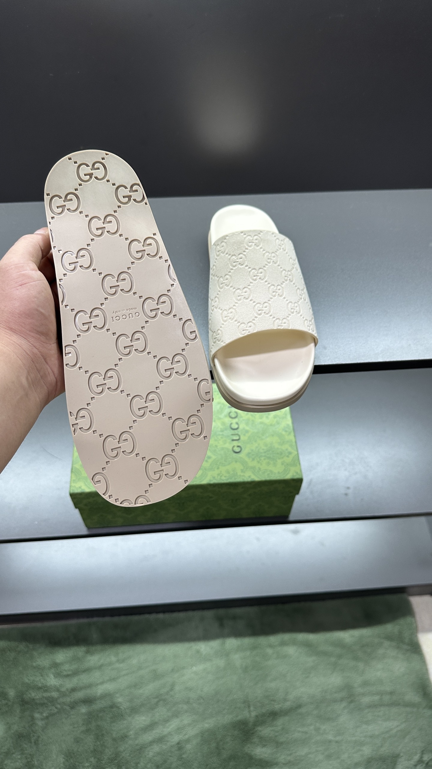 [G Family New 】P:Men's Size 3945, (46. Pide esta zapatilla fabricada en poliéster GG y adornada con 