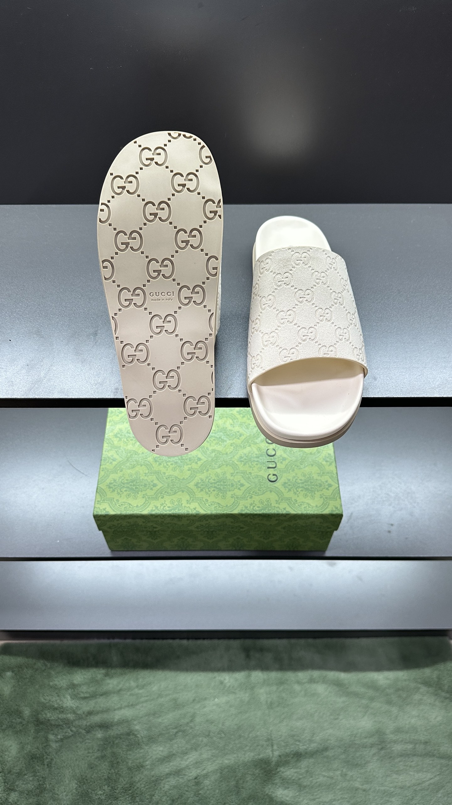 [G Family New 】P:Men's Size 3945, (46. Pide esta zapatilla fabricada en poliéster GG y adornada con 