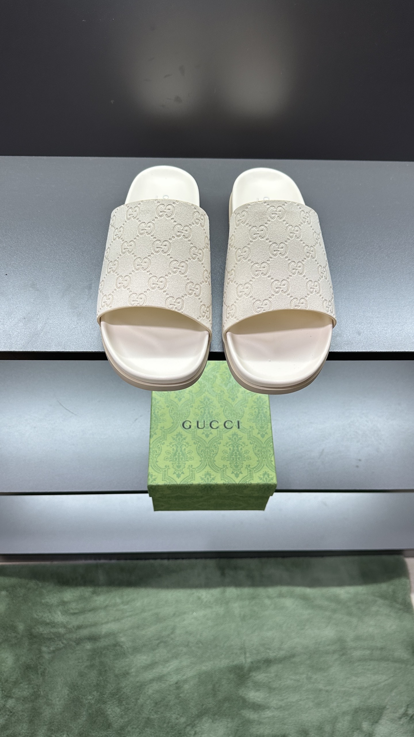 [G Family New 】P:Men's Size 3945, (46. Pide esta zapatilla fabricada en poliéster GG y adornada con