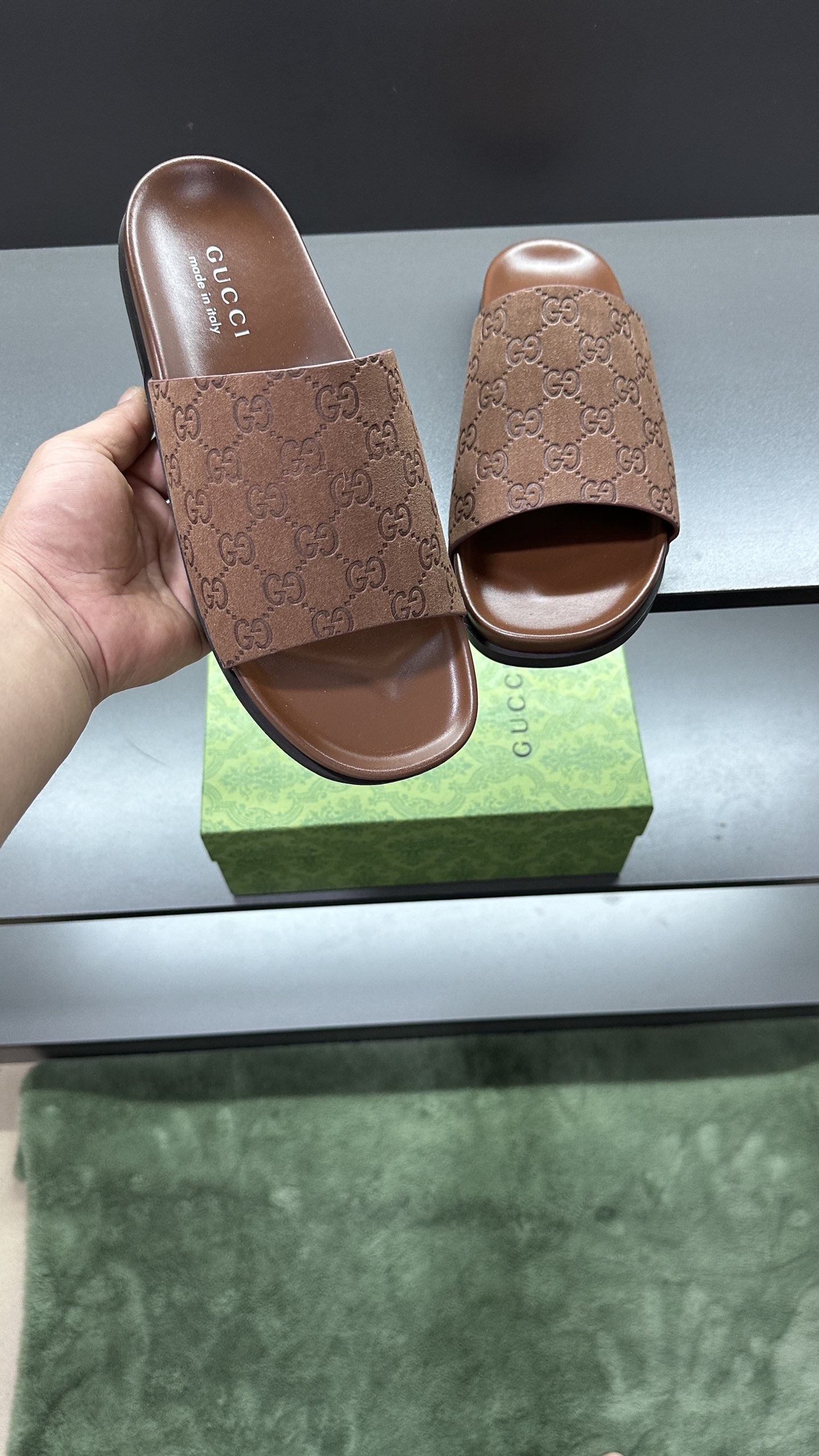 [G Family New 】P:Men's Size 3945, (46. Pide esta zapatilla fabricada en poliéster GG y adornada con 