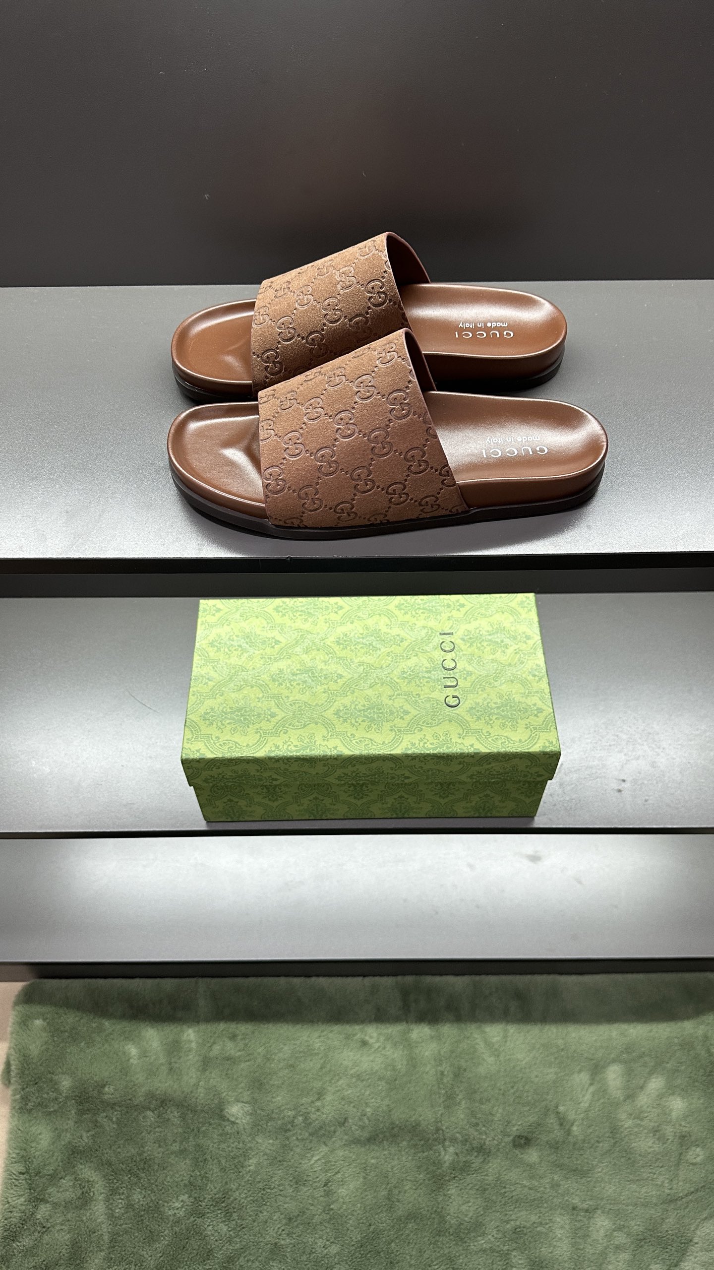 [G Family New 】P:Men's Size 3945, (46. Pide esta zapatilla fabricada en poliéster GG y adornada con 