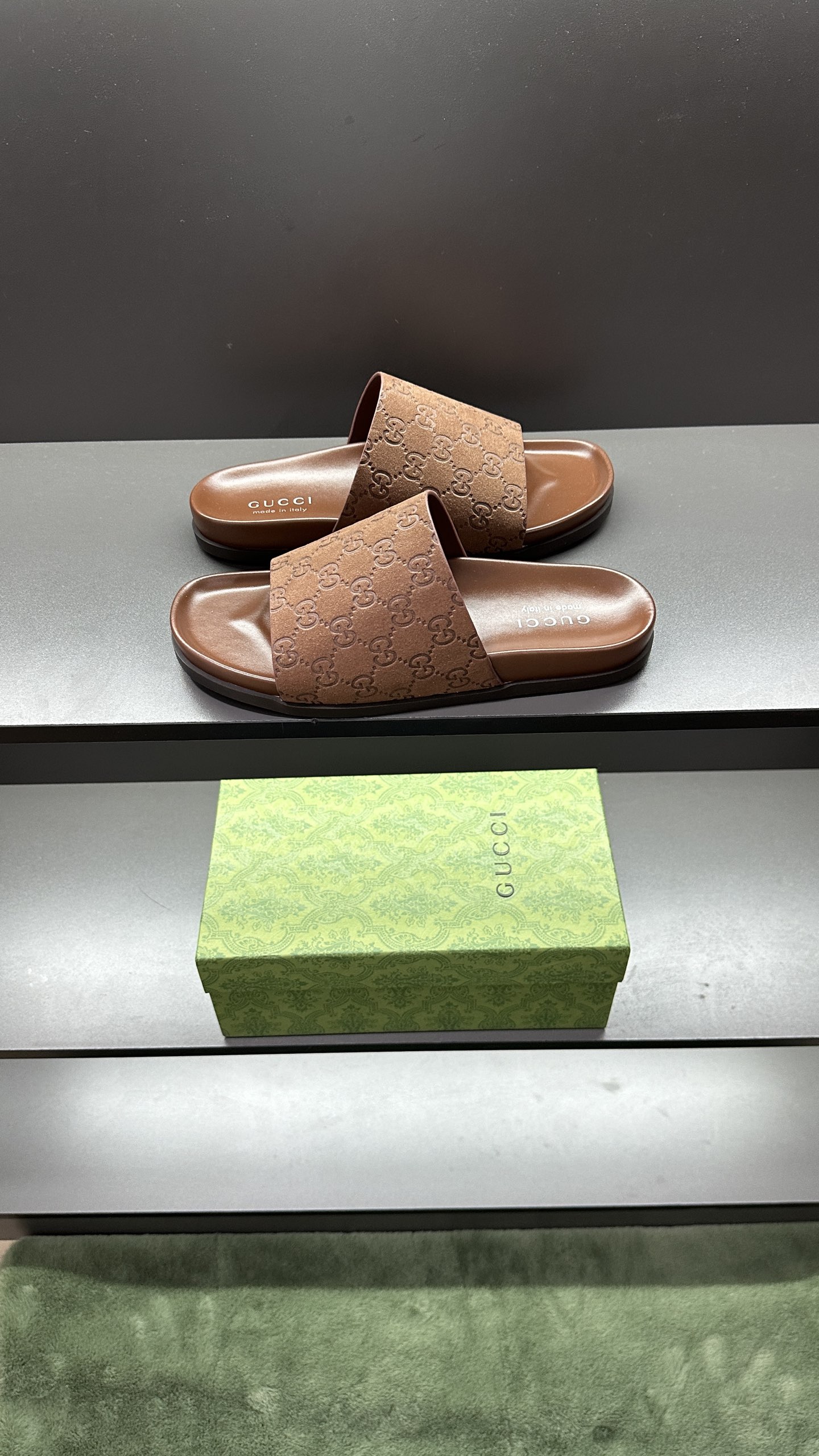 [G Family New 】P:Men's Size 3945, (46. Pide esta zapatilla fabricada en poliéster GG y adornada con 