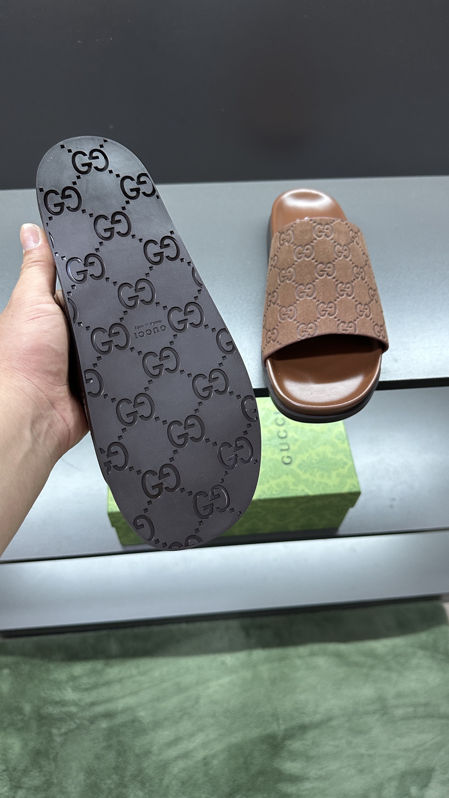 [G Family New 】P:Men's Size 3945, (46. Pide esta zapatilla fabricada en poliéster GG y adornada con 