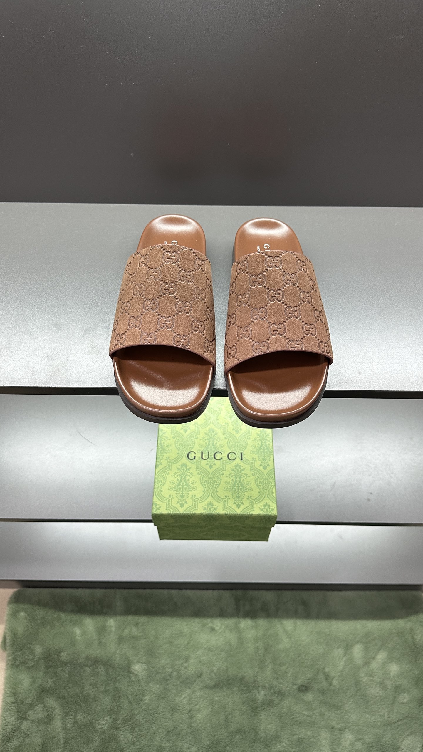 [G Family New 】P:Men's Size 3945, (46. Pide esta zapatilla fabricada en poliéster GG y adornada con