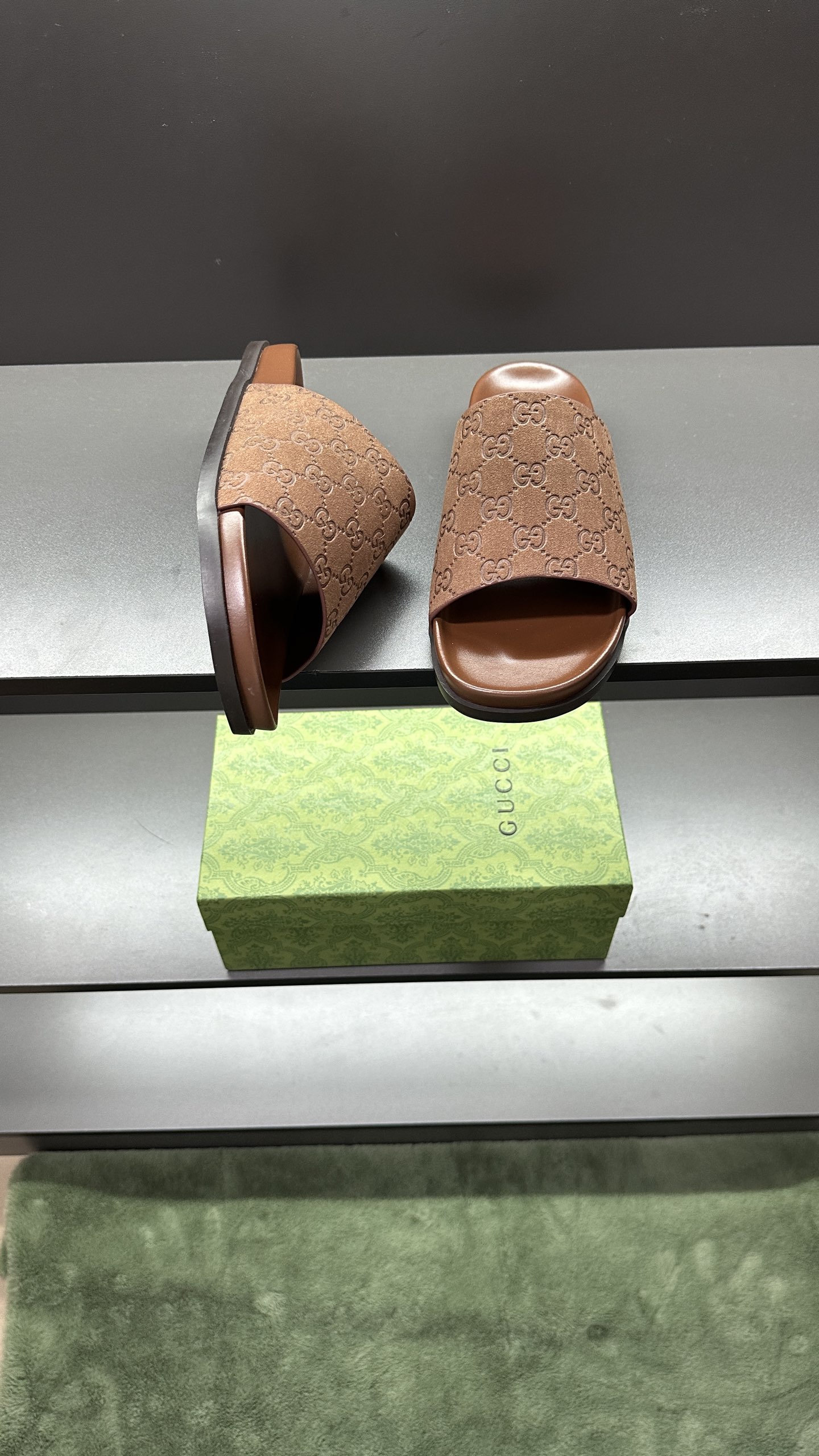 [G Family New 】P:Men's Size 3945, (46. Pide esta zapatilla fabricada en poliéster GG y adornada con 