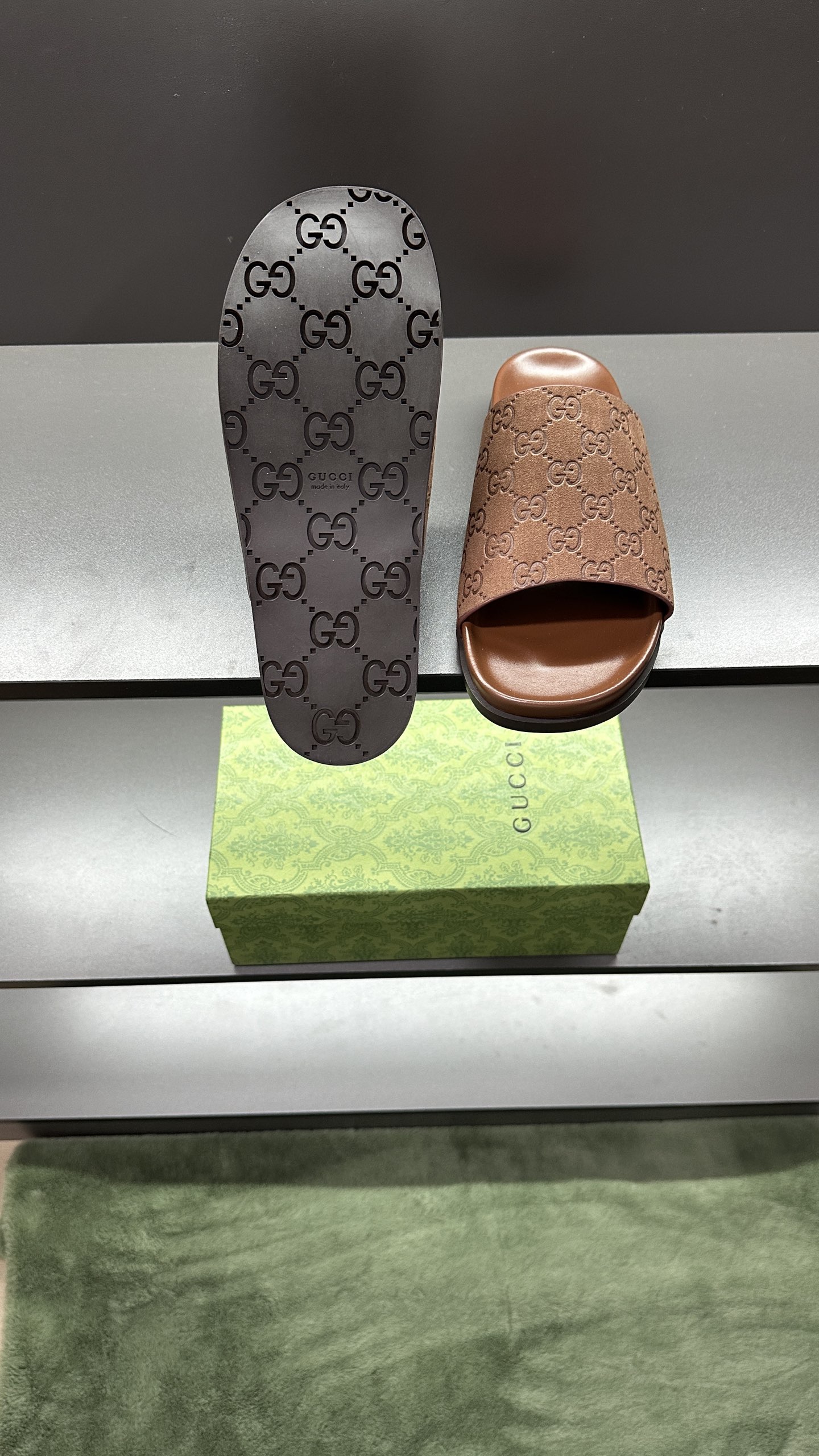 [G Family New 】P:Men's Size 3945, (46. Pide esta zapatilla fabricada en poliéster GG y adornada con 