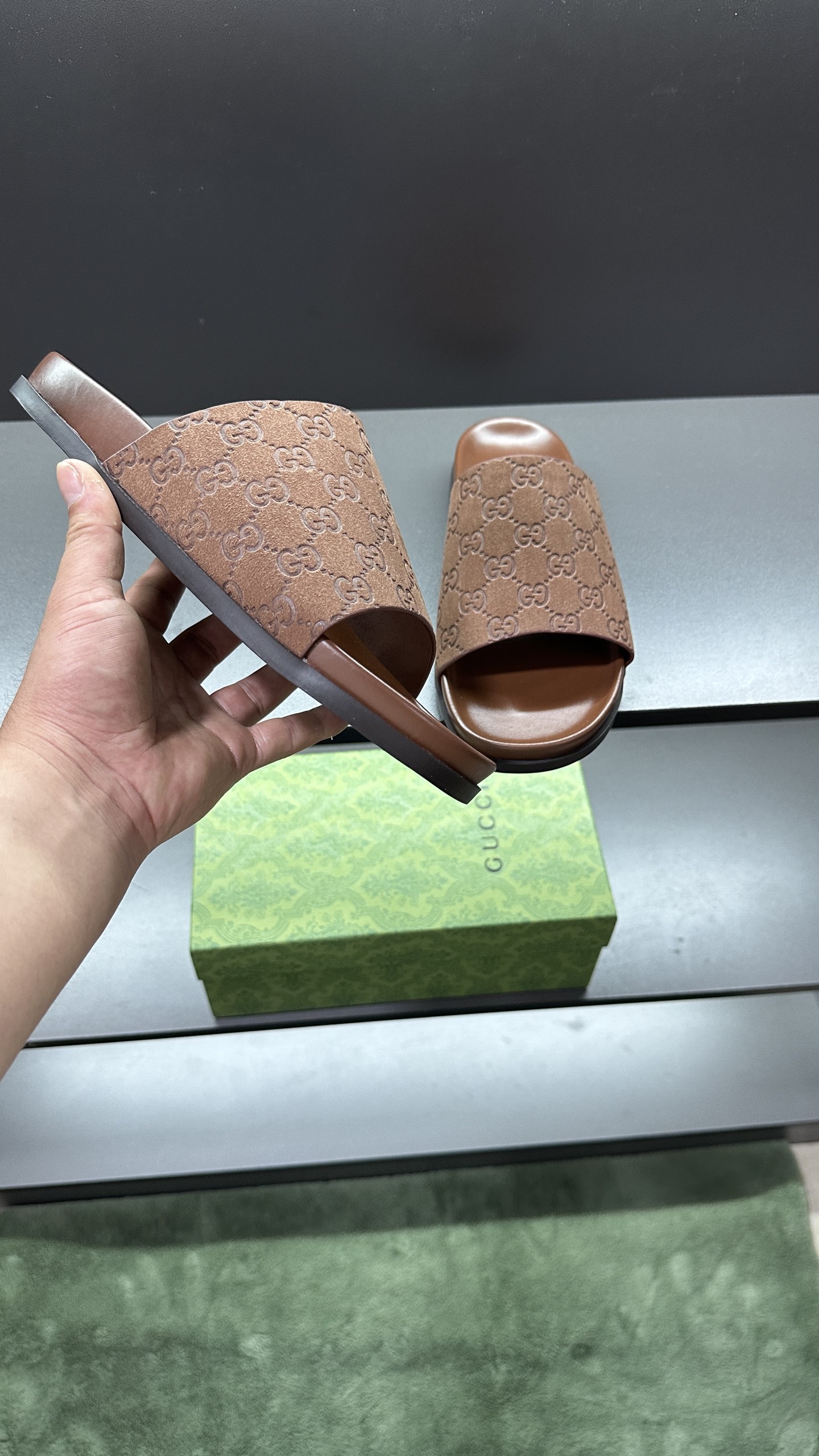 [G Family New 】P:Men's Size 3945, (46. Pide esta zapatilla fabricada en poliéster GG y adornada con 
