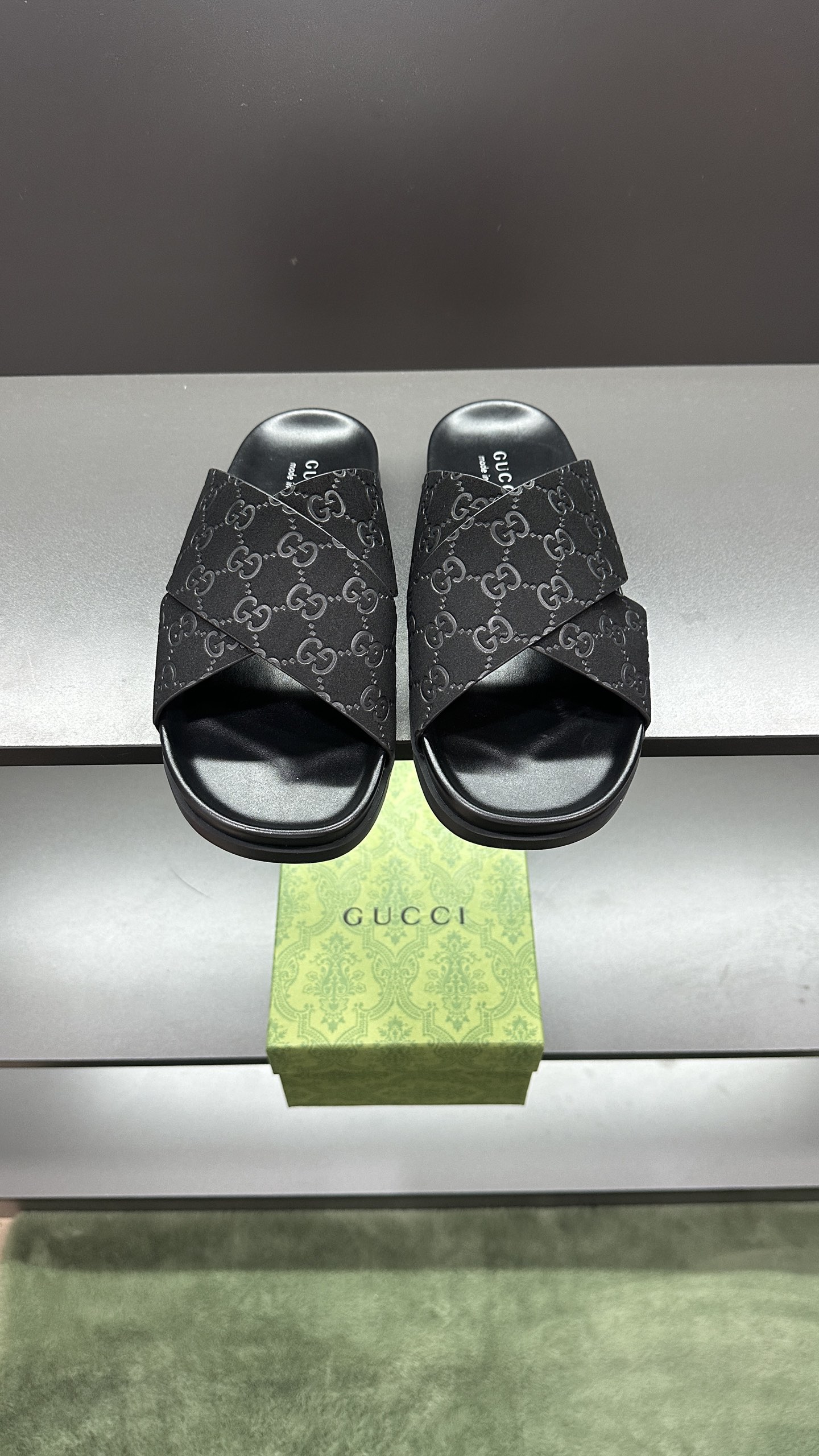 [G Family New 】P:Men's Size 3945, (46. Pide esta zapatilla fabricada en poliéster GG y adornada con