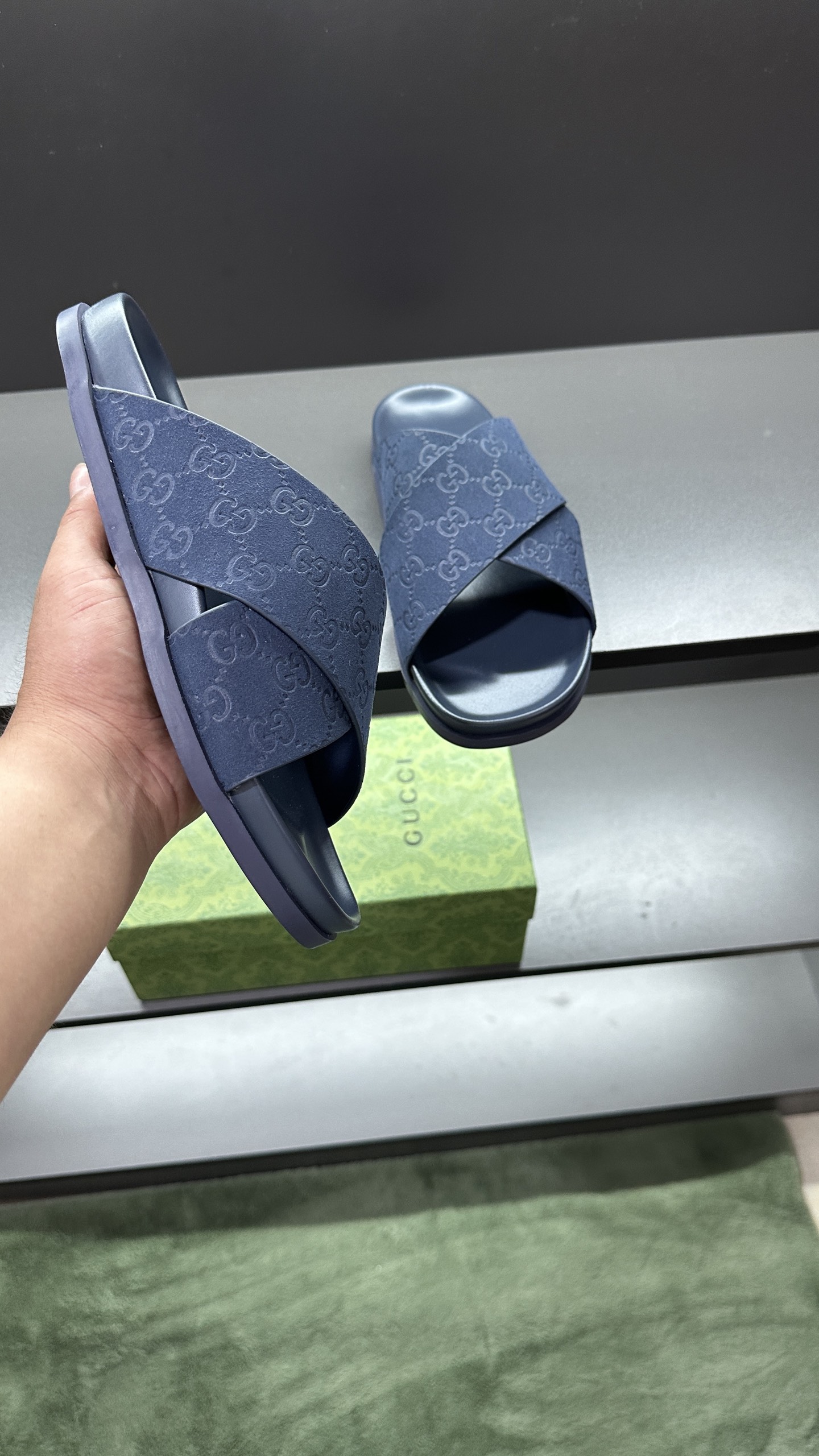 [G Family New 】P:Men's Size 3945, (46. Pide esta zapatilla fabricada en poliéster GG y adornada con 