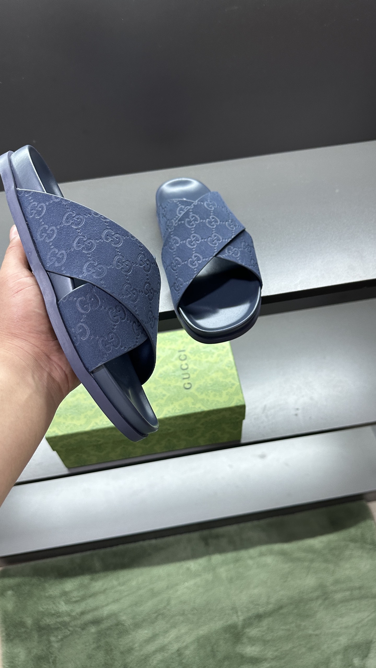 [G Family New 】P:Men's Size 3945, (46. Pide esta zapatilla fabricada en poliéster GG y adornada con 