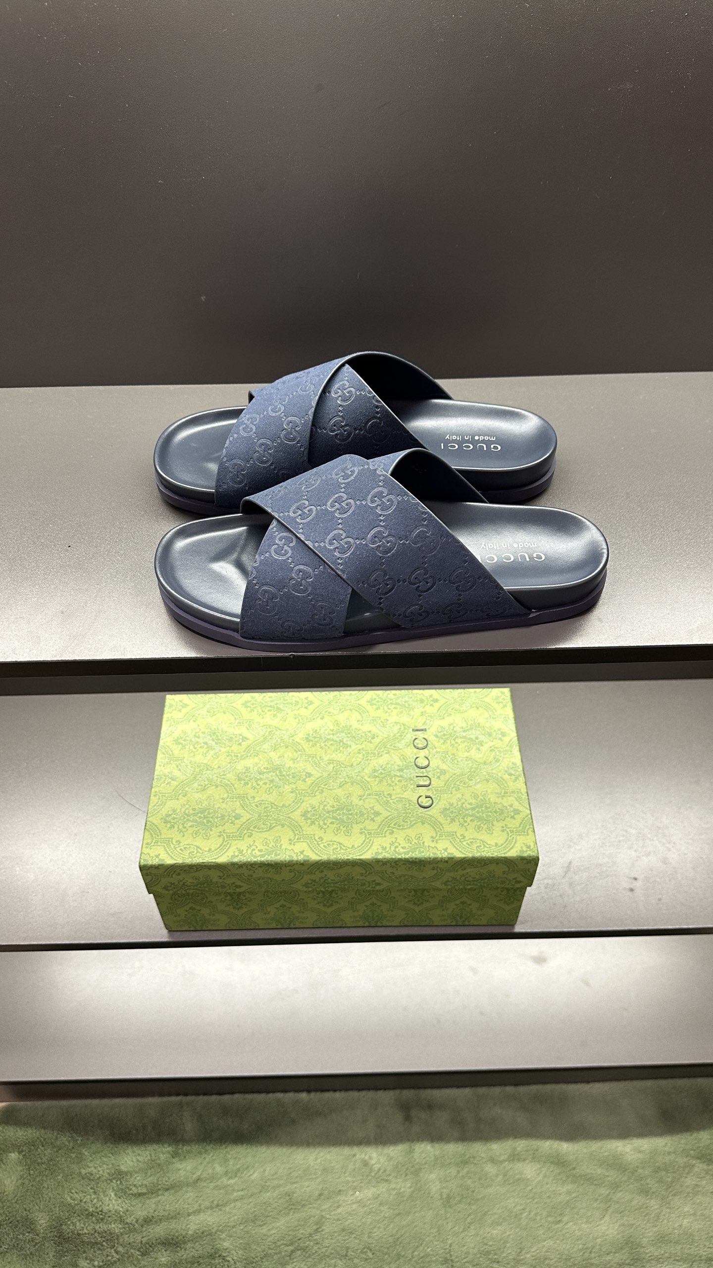[G Family New 】P:Men's Size 3945, (46. Pide esta zapatilla fabricada en poliéster GG y adornada con 