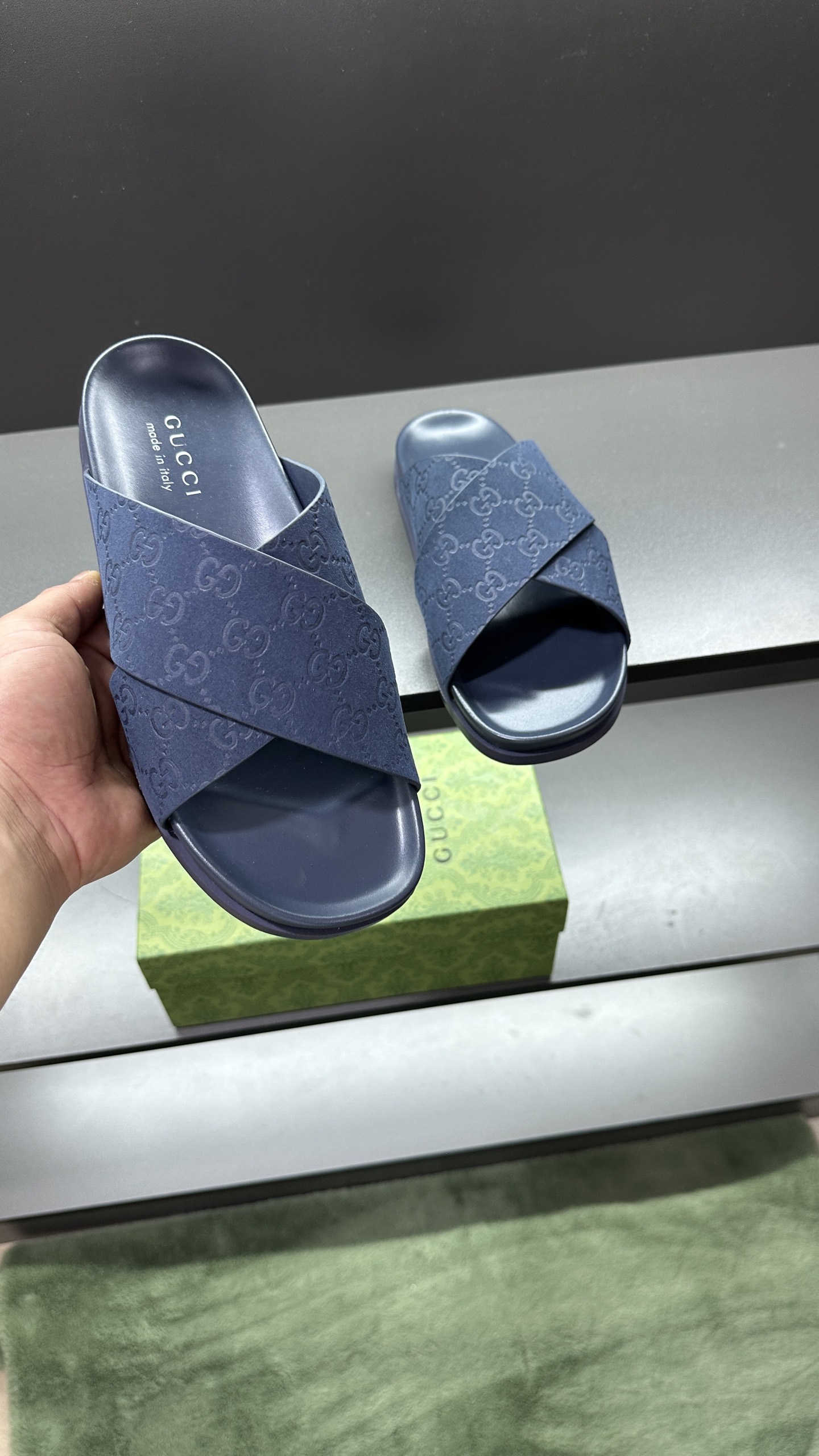 [G Family New 】P:Men's Size 3945, (46. Pide esta zapatilla fabricada en poliéster GG y adornada con 