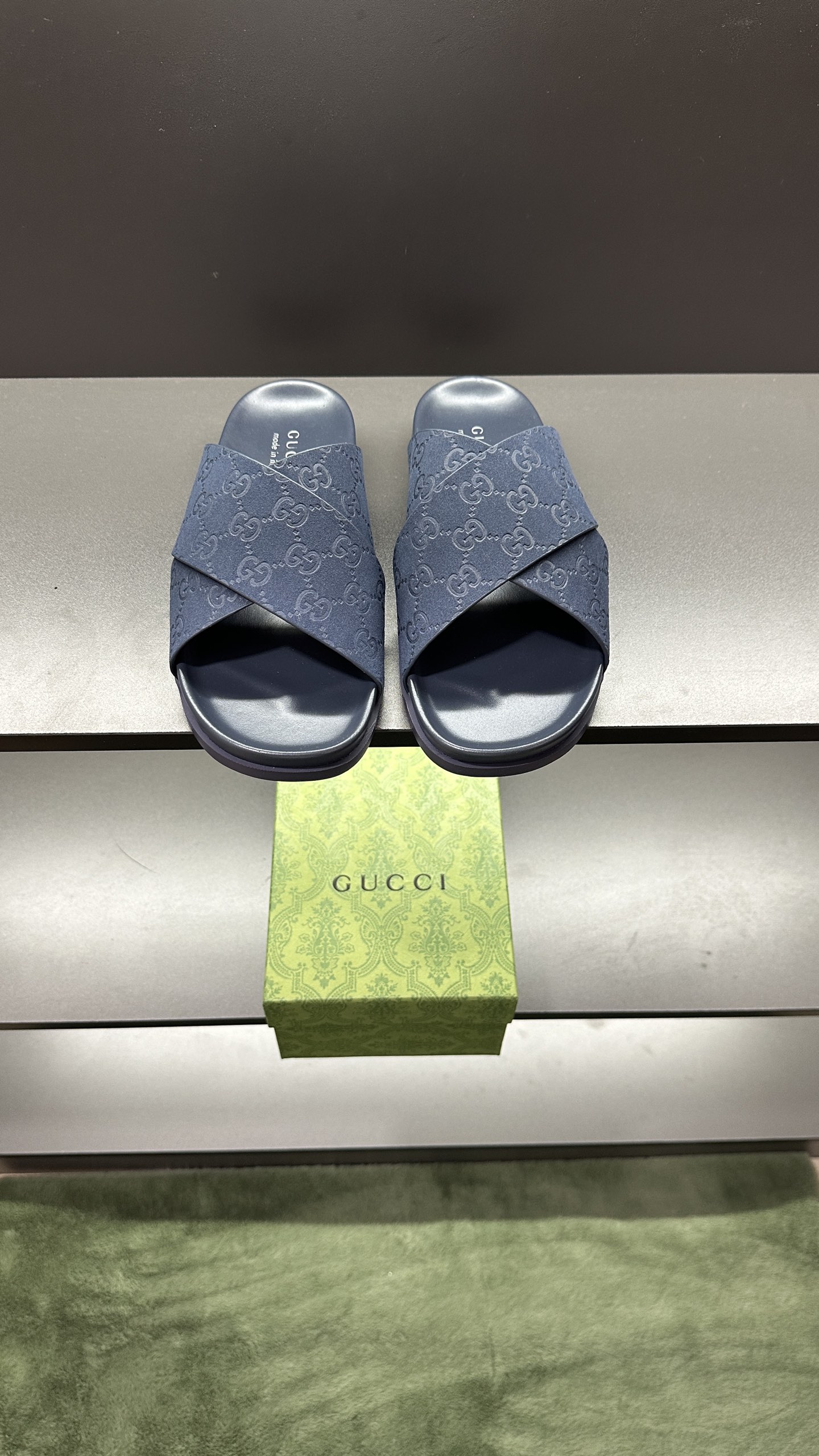 [G Family New 】P:Men's Size 3945, (46. Pide esta zapatilla fabricada en poliéster GG y adornada con
