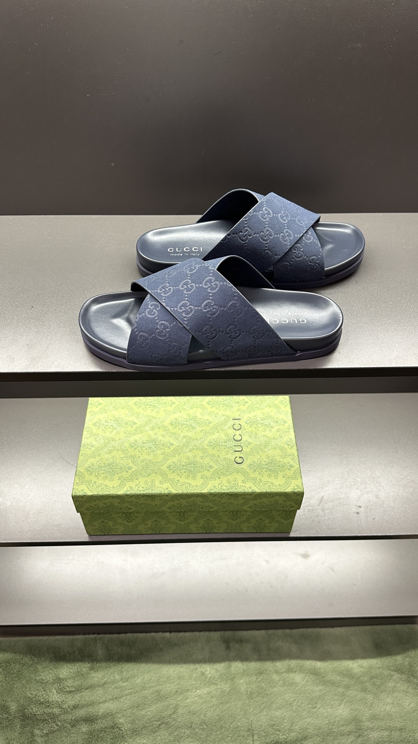 [G Family New 】P:Men's Size 3945, (46. Pide esta zapatilla fabricada en poliéster GG y adornada con 