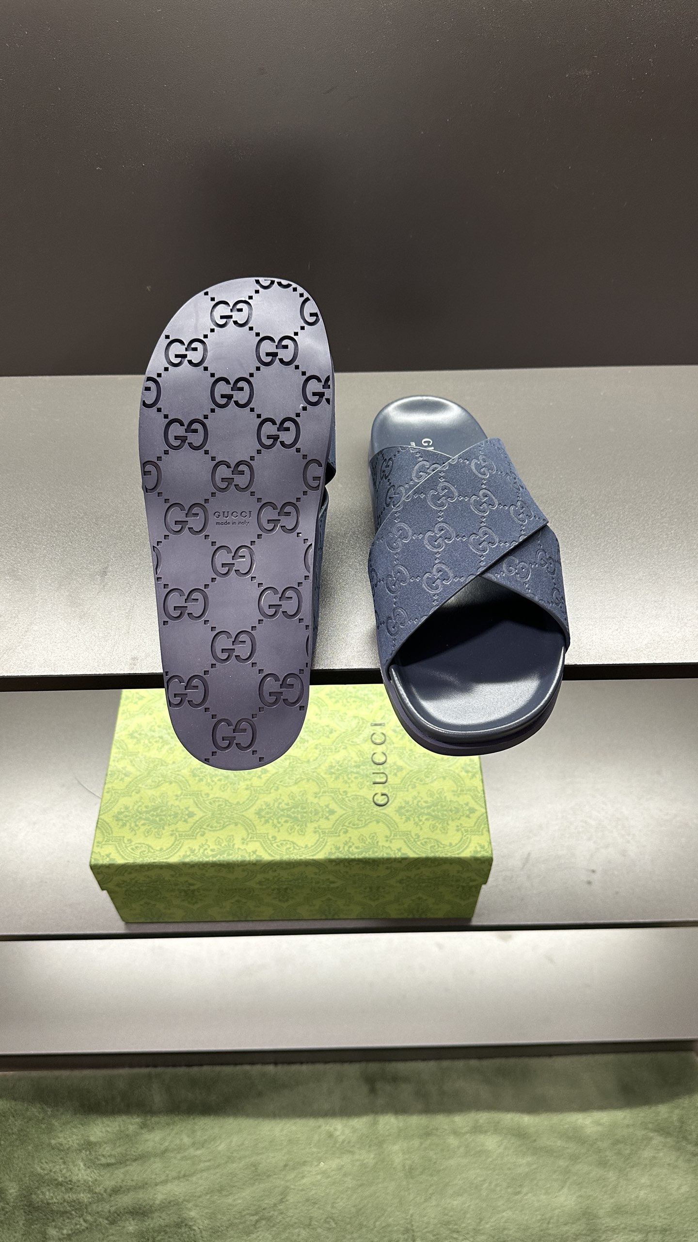 [G Family New 】P:Men's Size 3945, (46. Pide esta zapatilla fabricada en poliéster GG y adornada con 