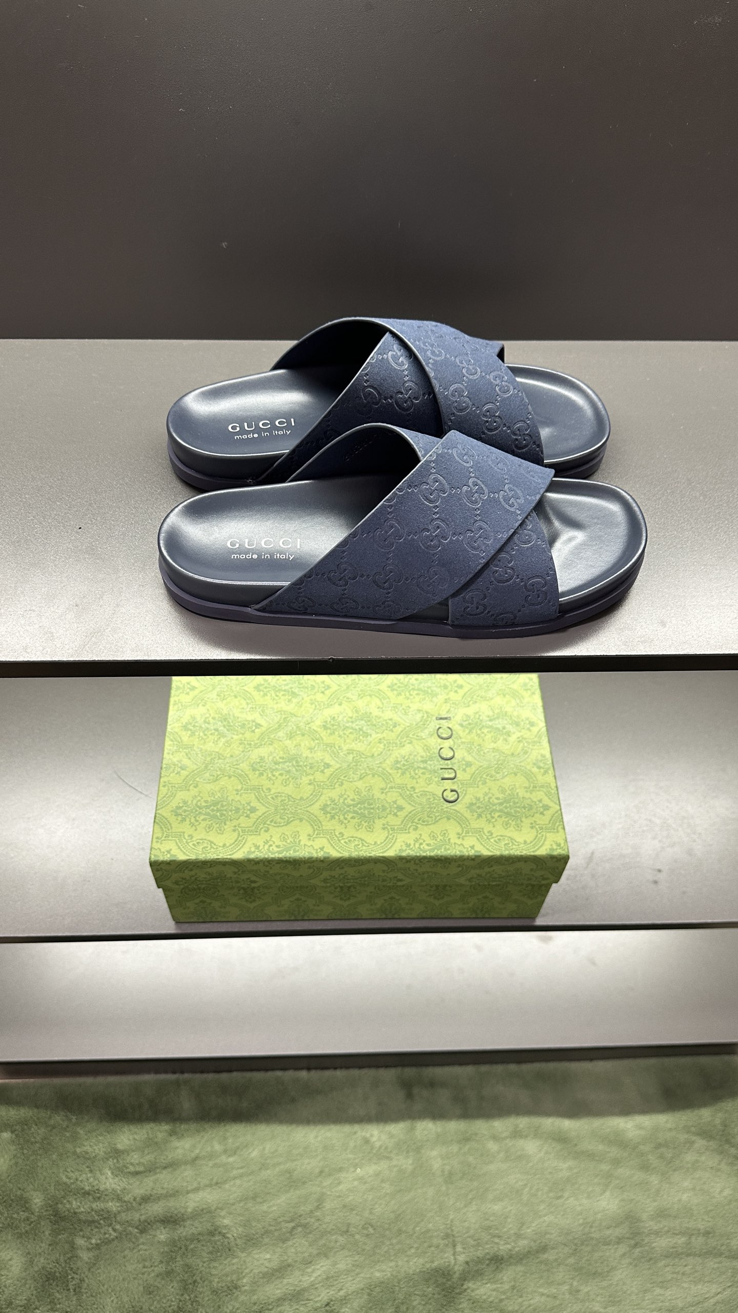 [G Family New 】P:Men's Size 3945, (46. Pide esta zapatilla fabricada en poliéster GG y adornada con 