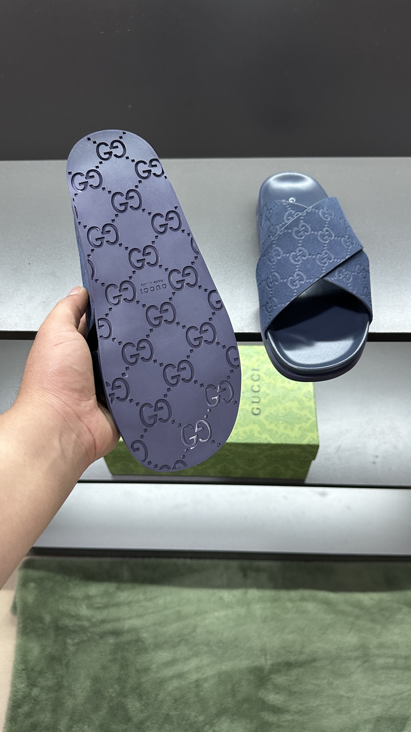 [G Family New 】P:Men's Size 3945, (46. Pide esta zapatilla fabricada en poliéster GG y adornada con 
